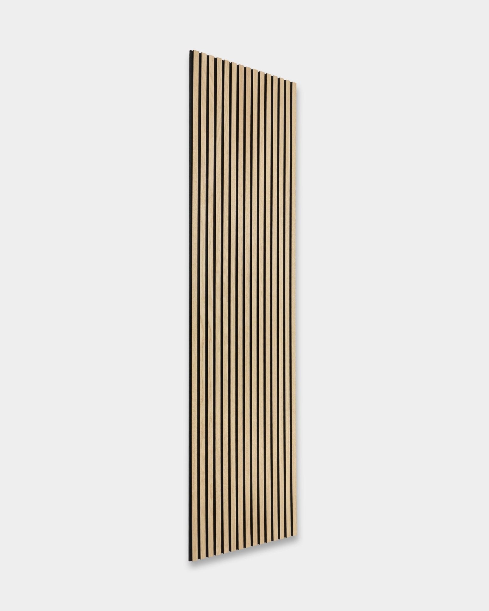 WoodUpp Original Akupanel in Classic Oak mit black Filzrücken und black MDF, im skandinavischen Design, vor einem schlichten hellgrauen Hintergrund gezeigt.