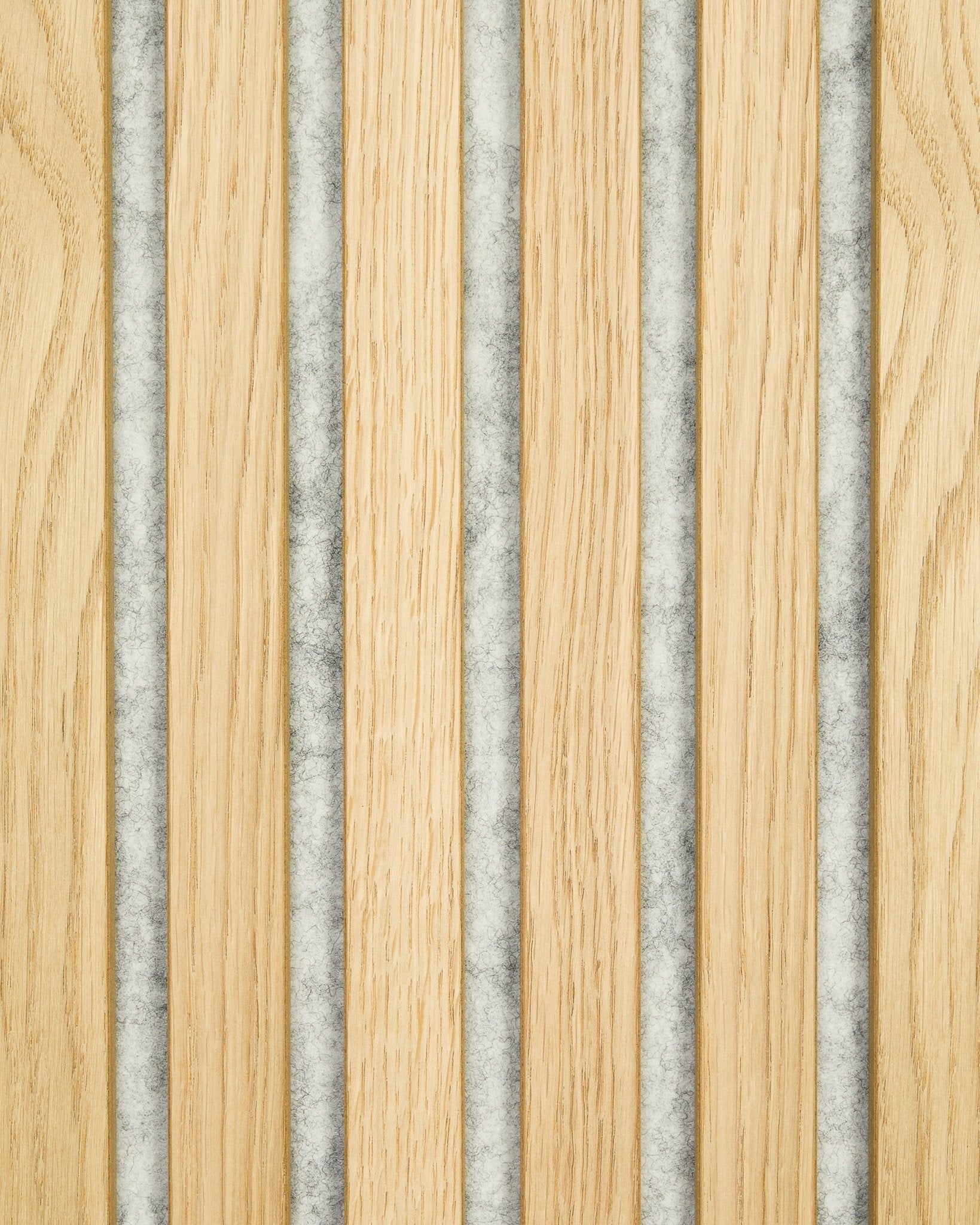 Akupanel Muster von WoodUpp in Classic Oak mit abwechselnden Holzlamellen und grey Filzpaneelen, das ein modernes, geometrisches nordisches Akustikpaneel Design zeigt.