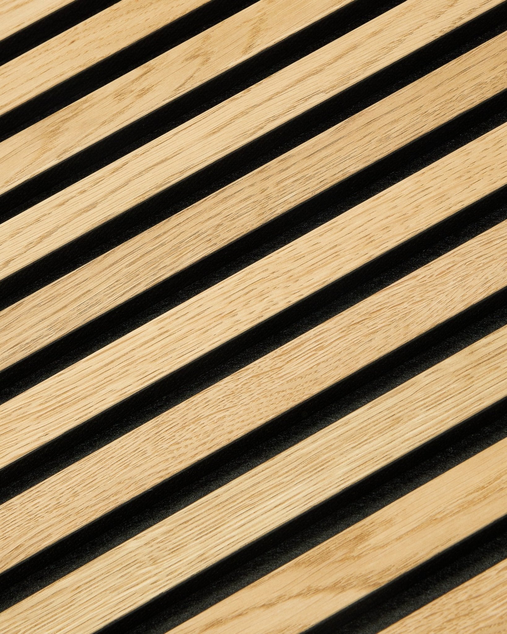 Nahaufnahme von WoodUpp Akupixel Rustic Natural Oak Akustikpaneel, 60x60 cm, mit einem modernen nordischen geometrischen Muster mit diagonalen Linien und black Zwischenräumen.