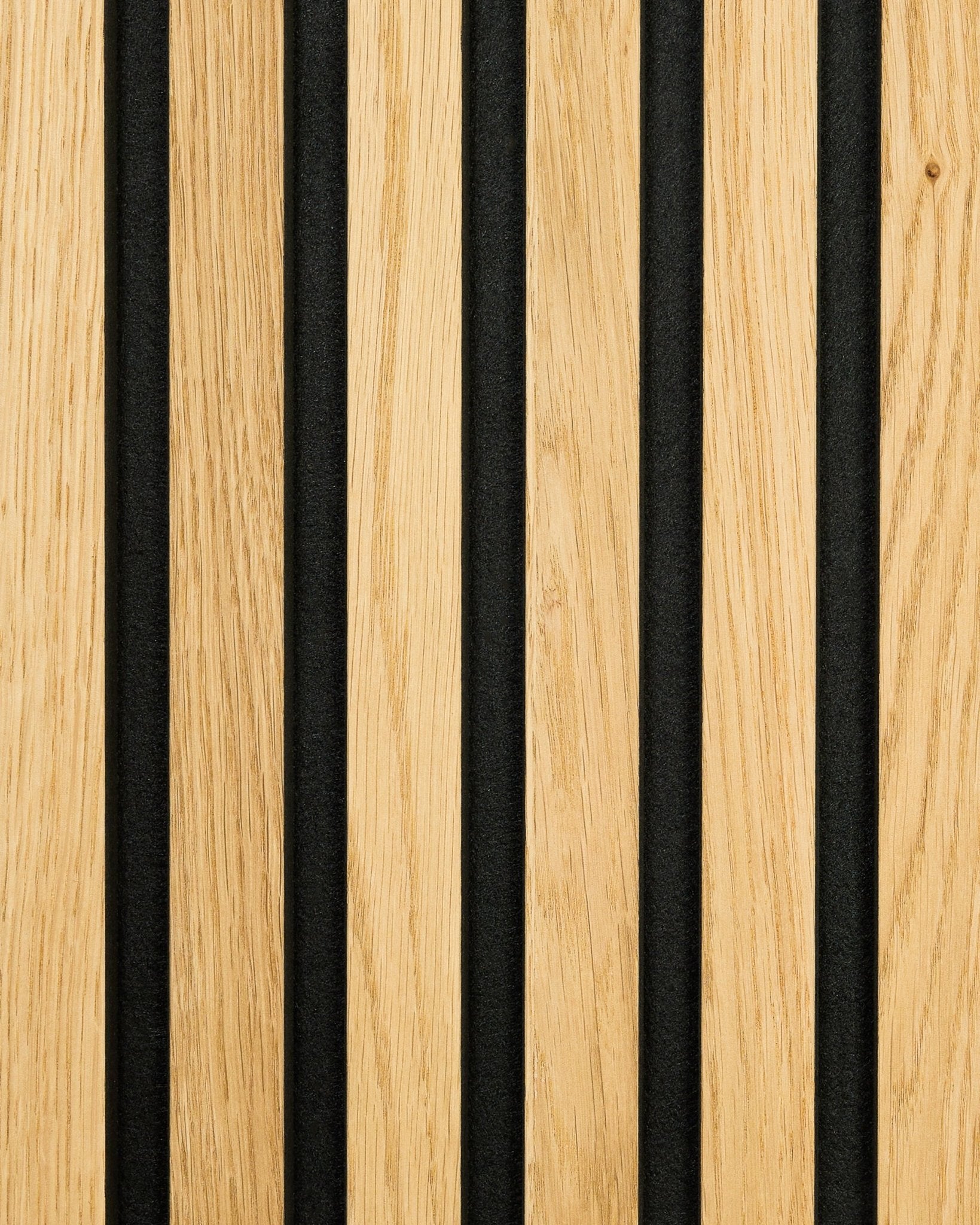 Nahaufnahme des WoodUpp Akupanel Rustic-Musters in Natural Oak, mit abwechselnden Lamellen aus hellem Holz und Akustikrillen in black zur Schallabsorption.