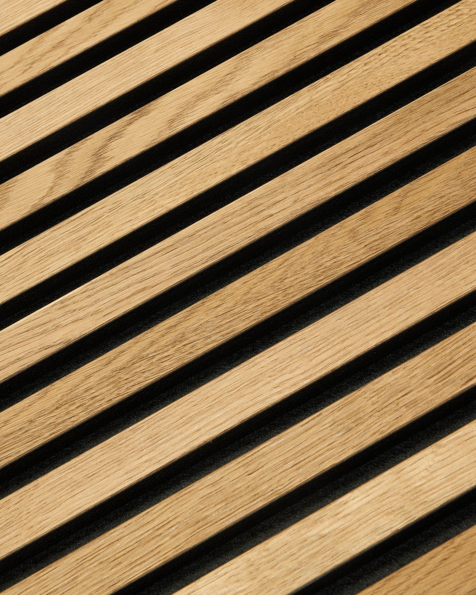 Nahaufnahme des Rustic Akupanel Akustik-Lamellenwandpaneels in Brown Oak (240 x 60 cm) von WoodUpp, die modernes skandinavisches Design und die strukturierte Holzlamellen hervorhebt.
