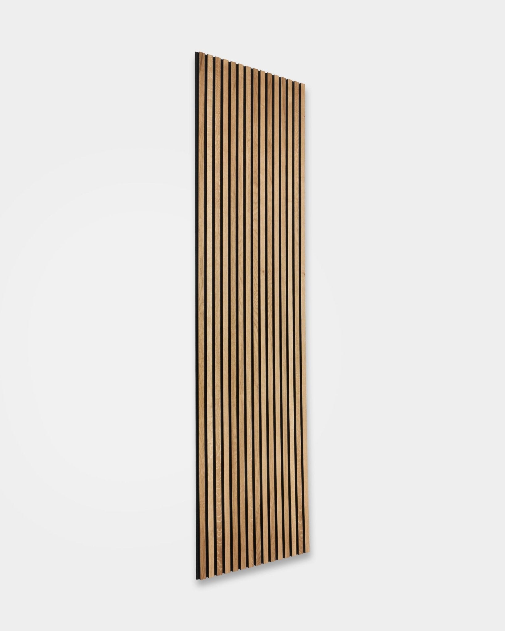 WoodUpp Akupanel Rustic in Brown Eiche (240 x 60 cm) mit vertical Holzlamellen und dunklen Akustikfugen, montiert an einer schlichten weißen Wand für nordische Klangoptimierung.