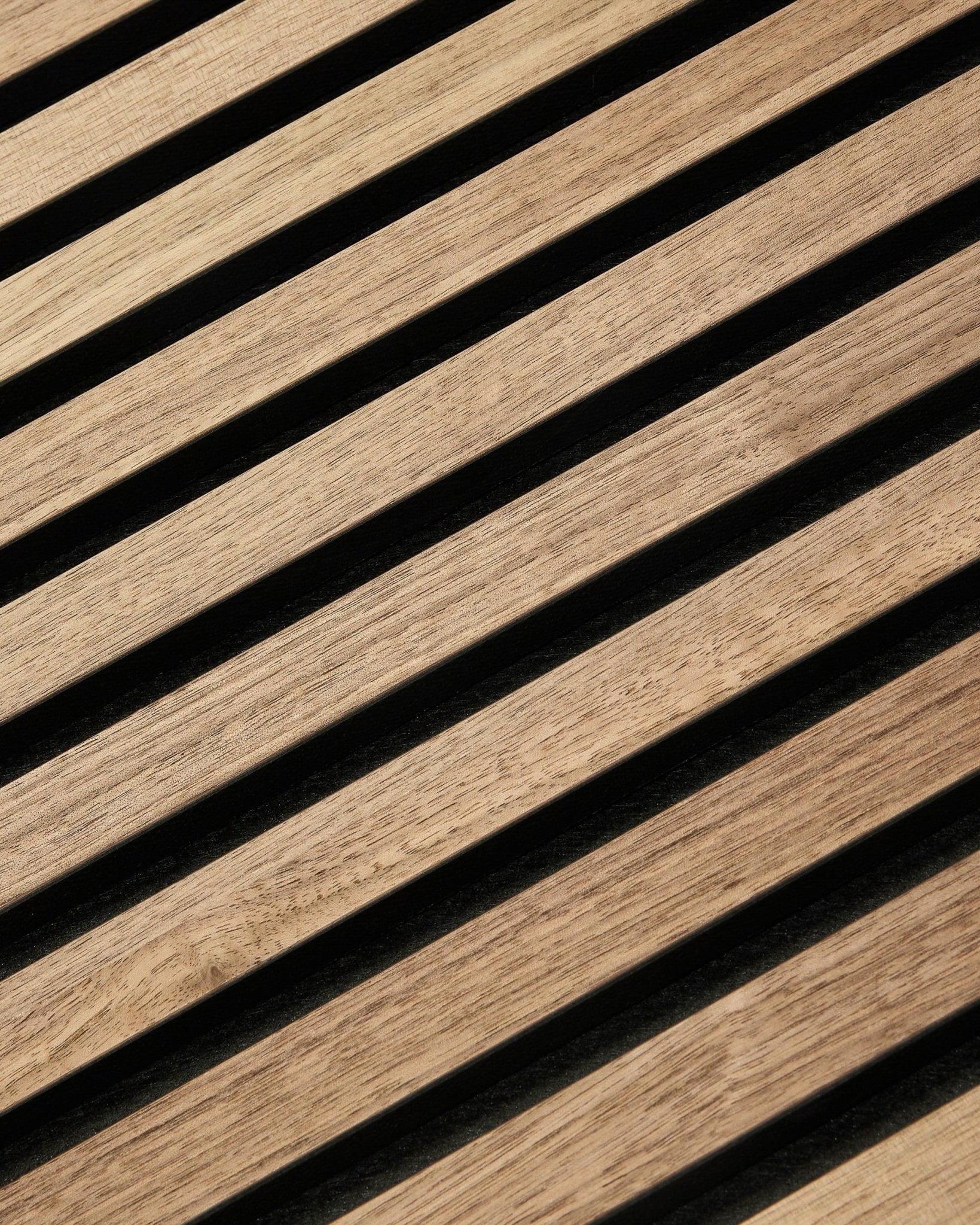 Nahaufnahme von WoodUpp Akupixel Walnut Akustikpaneel (60 x 60 cm) mit diagonal verlaufenden Holzlamellen, minimalistischem skandinavischem Design und warmer Walnussoberfläche.