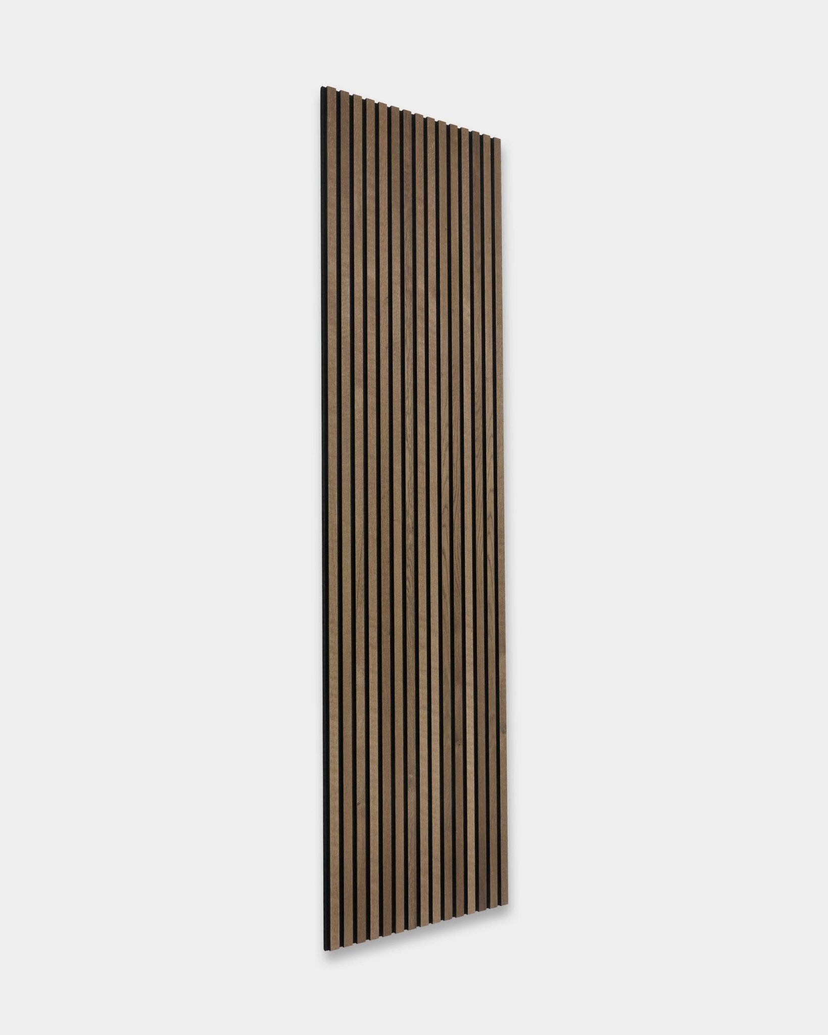WoodUpp Rustic Akupanel Akustikpaneel in Grey Oak, im skandinavischen Stil, mit gleichmäßig angeordneten vertical Lamellen, Größe 240 x 60 cm.