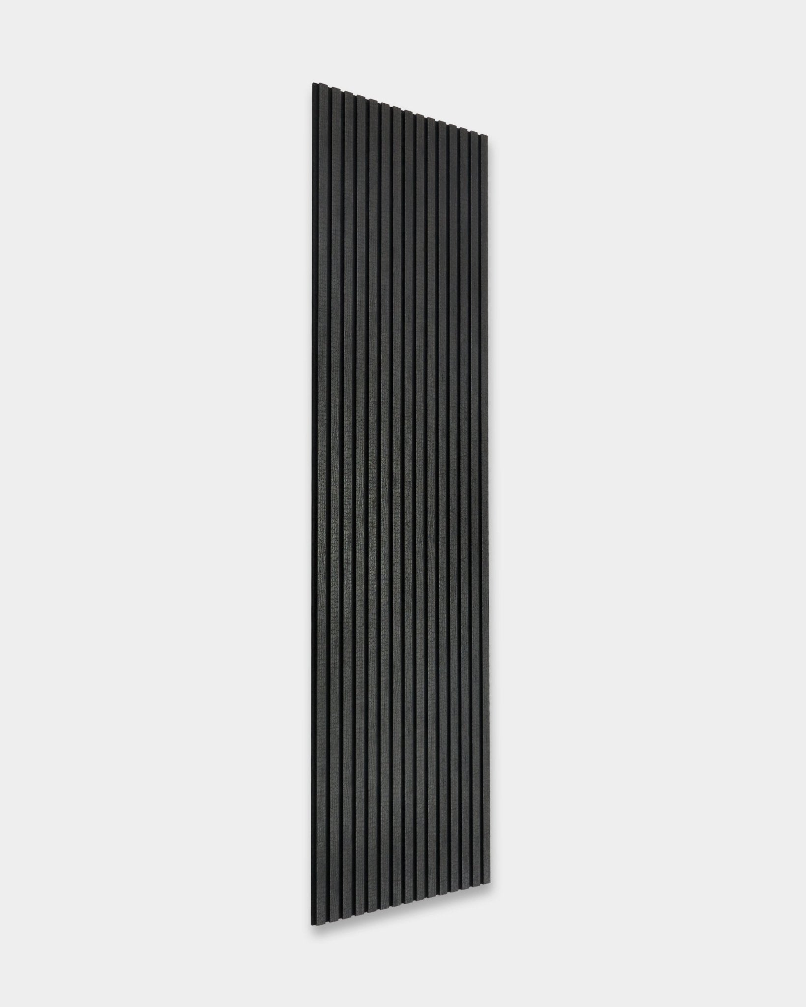 Das Rebel Akupanel von WoodUpp in Charcoal (240x60 cm), ein nordisches Akustikpaneel mit vertical Rillen, vor einem hellgrauen Hintergrund.
