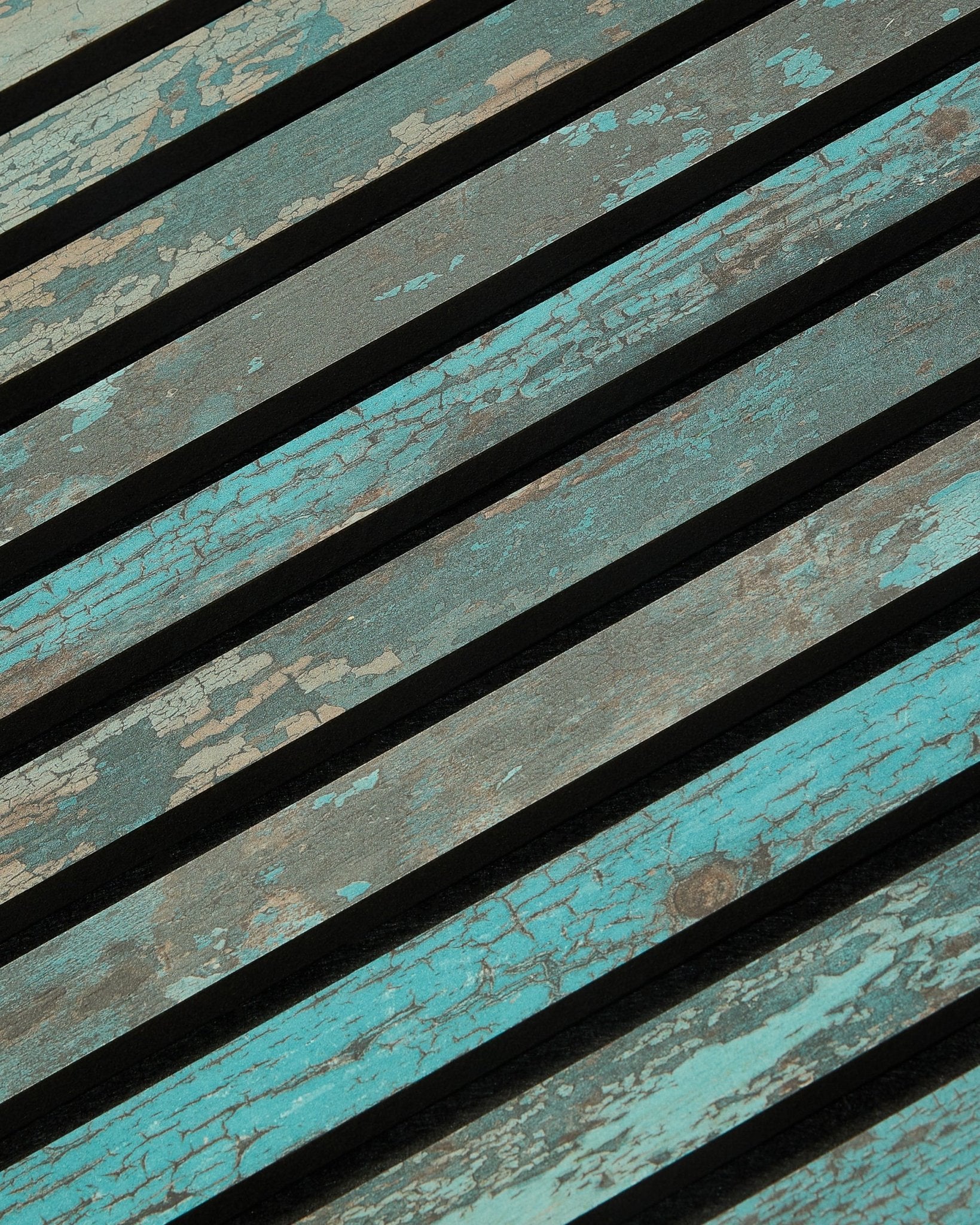 WoodUpp Akupanel Rebel in Oxide Blue, 240x60 cm Akustikholzpaneel mit verwitterter Textur und nordischem Lamellendesign.