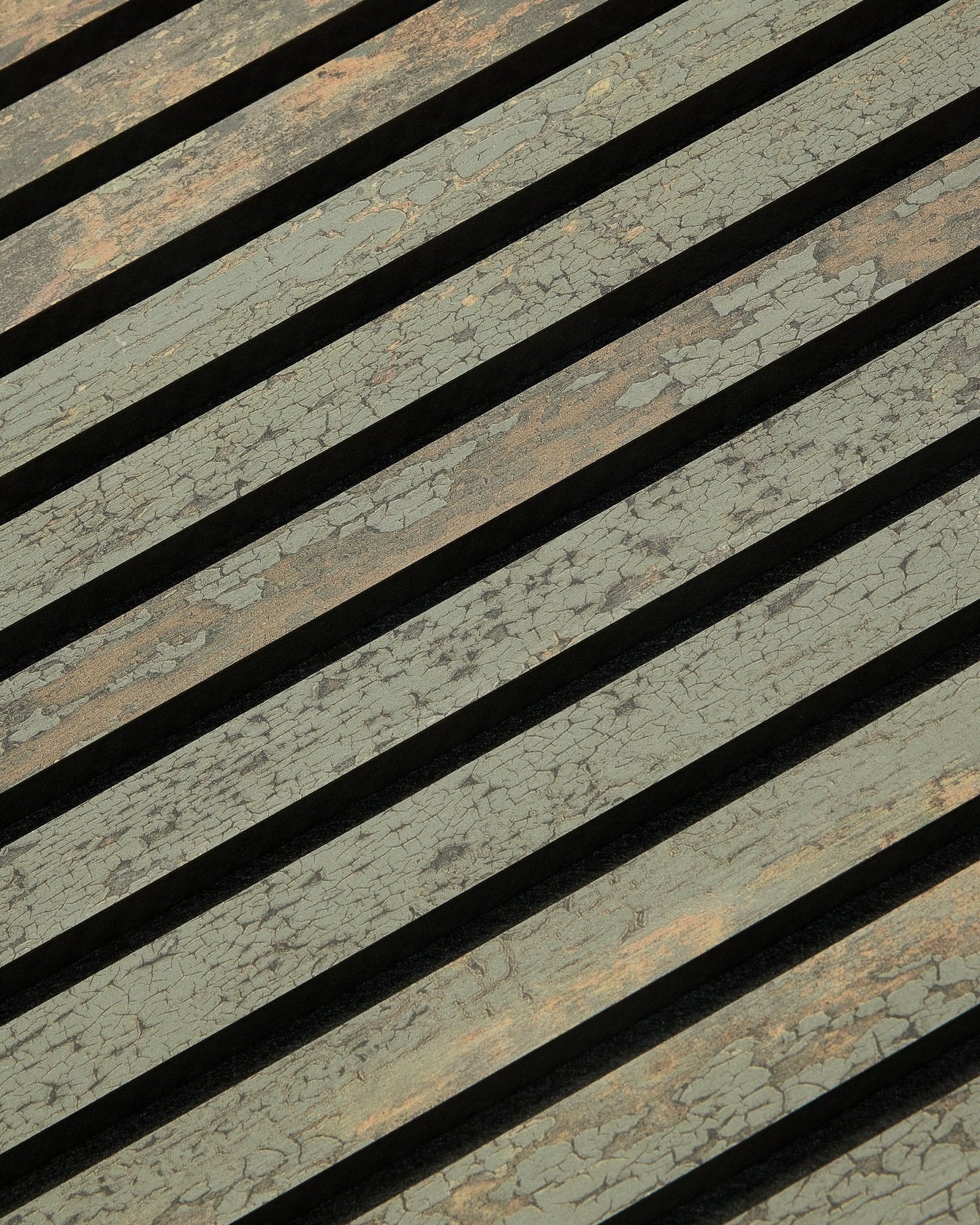 WoodUpp Akupanel in Oxide Grey (240 x 60 cm), ein modernes nordisches Akustikpaneel mit Lamellen, sorgt für Struktur und Schallabsorption an Innenwänden.