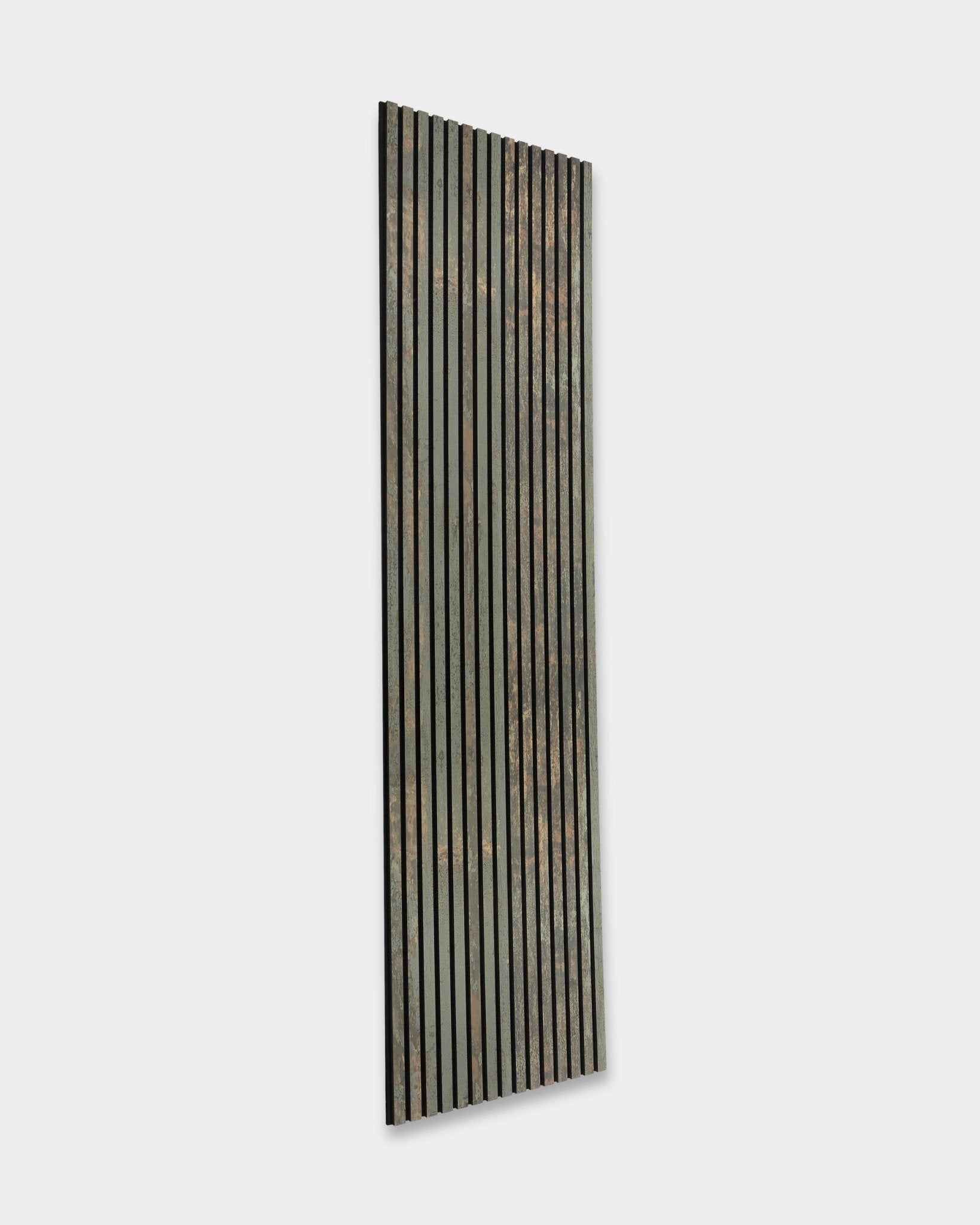 Rebel Akupanel in Oxide Grey von WoodUpp ist ein 240x60cm großes Akustikpaneel mit vertical black und grauen Lamellen, entworfen für Schallabsorption und einen rustikalen, verwitterten Look.