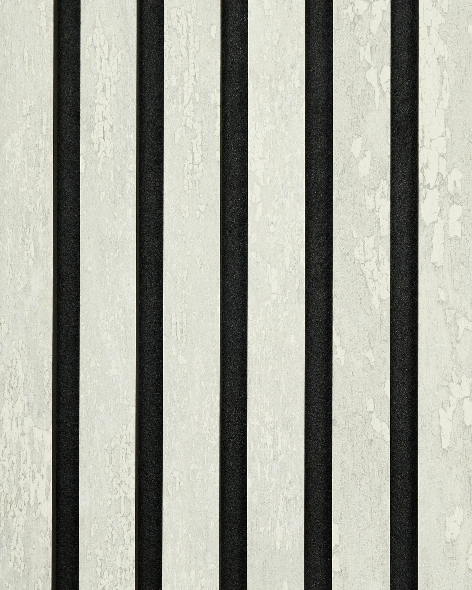 Akupanel Muster in Rebel | White Oxide von WoodUpp mit markanten black und strukturierten, cremeweißen Streifen in einer verwitterten Optik mit abblätternder Farbe.
