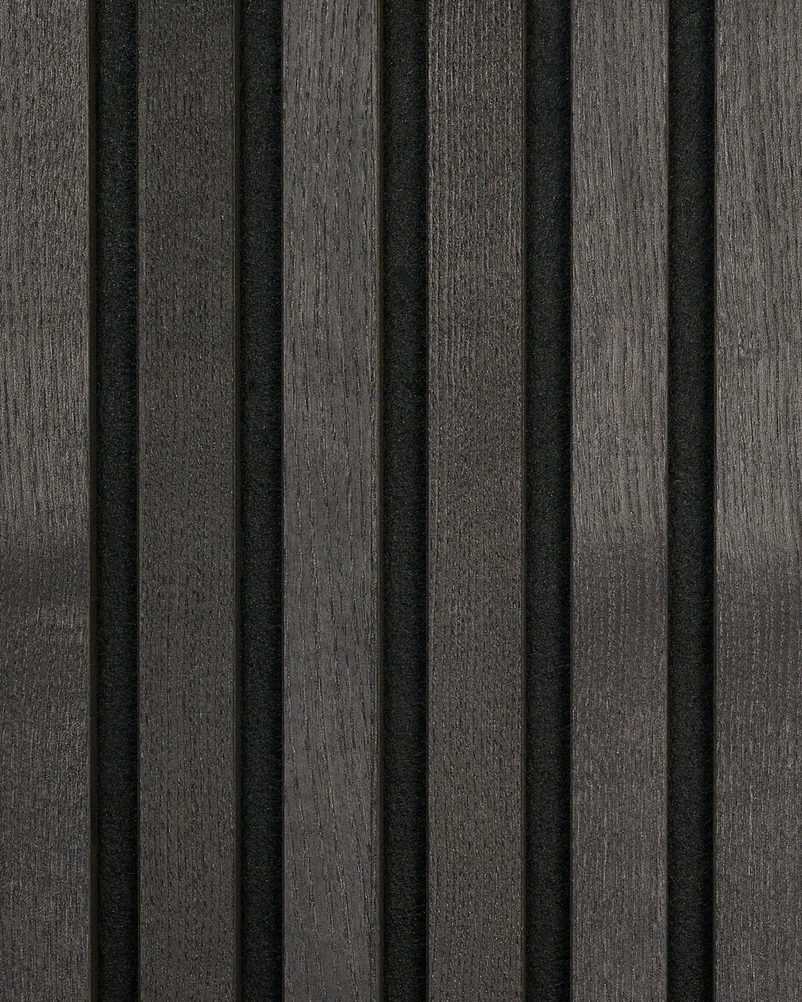 WoodUpp Tonal Black Ash Akustikpaneel Muster mit dunklen Holzlamellen in vertical und schmalen Fugen in black, die ein gestreiftes, minimalistisches nordisches Design schaffen.