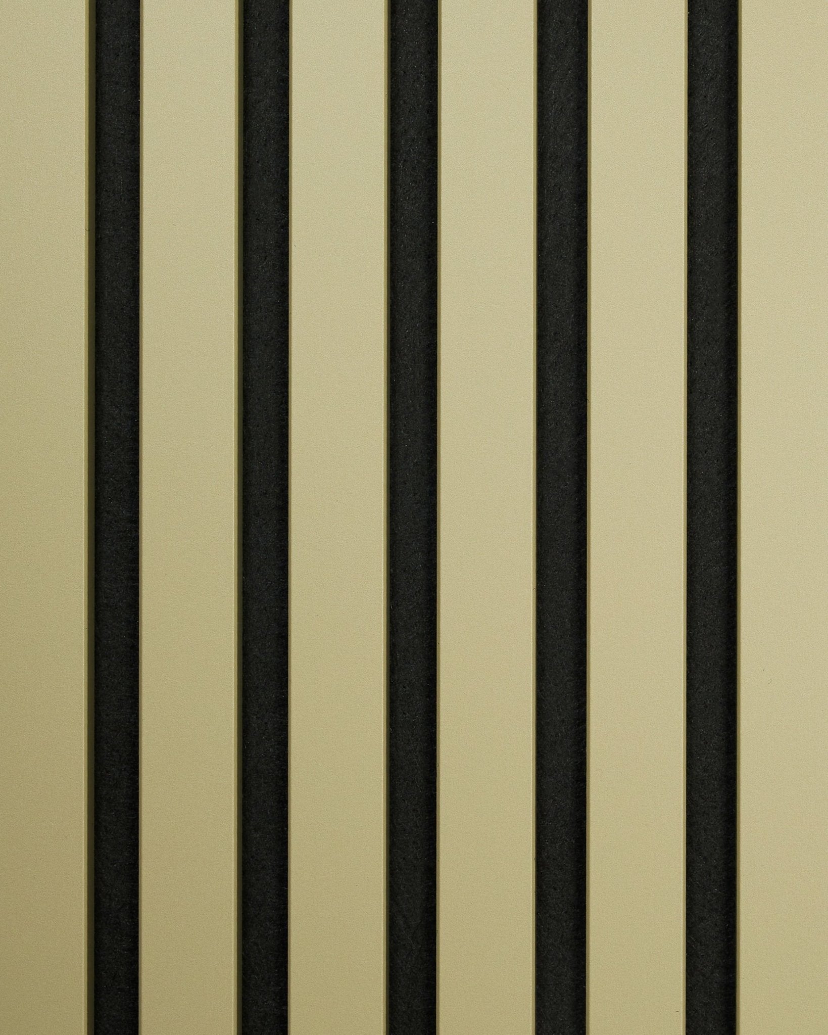 Das Hue | Muster / Moss von WoodUpp ist ein minimalistisches Akustikpaneel mit abwechselnden vertical beige und black Streifen in einem sich wiederholenden Muster.