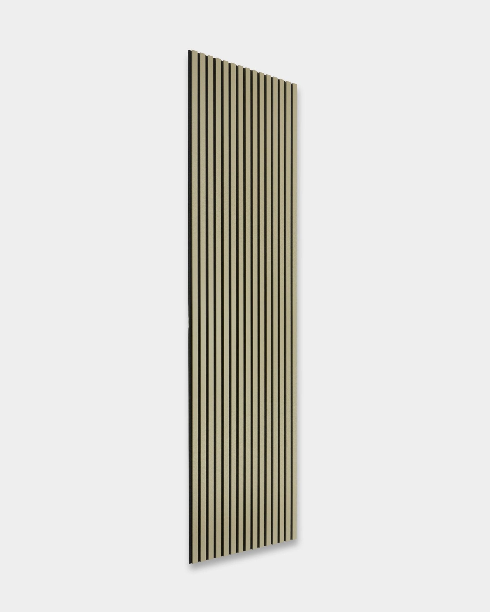 Das Hue Akupanel in Moss von WoodUpp, 240 x 60 cm, hat vertical black und beige Akustik-Holzlamellen auf einem hellgrauen Hintergrund zur Schallabsorption.