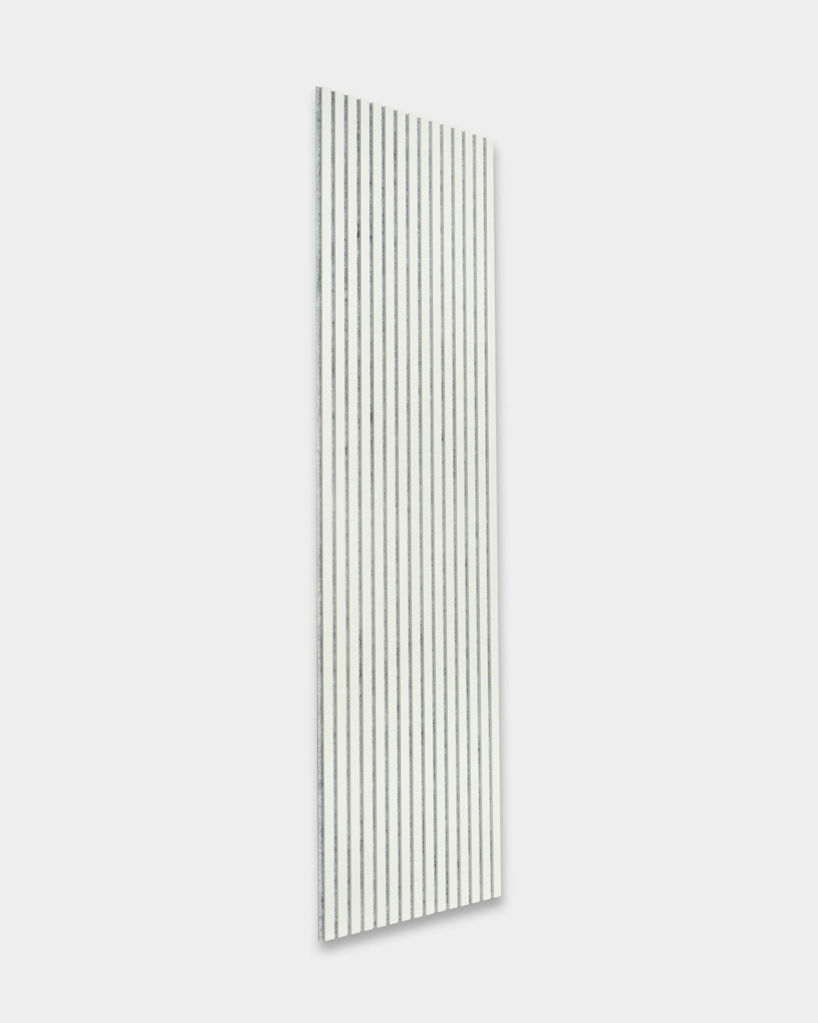 Akupanel Snow von WoodUpp, ein weißes Akustik-Lamellenwandpaneel mit black Rillen (240 x 60 cm), an einer hellgrauen Wand montiert, für eine bessere Raumakustik.