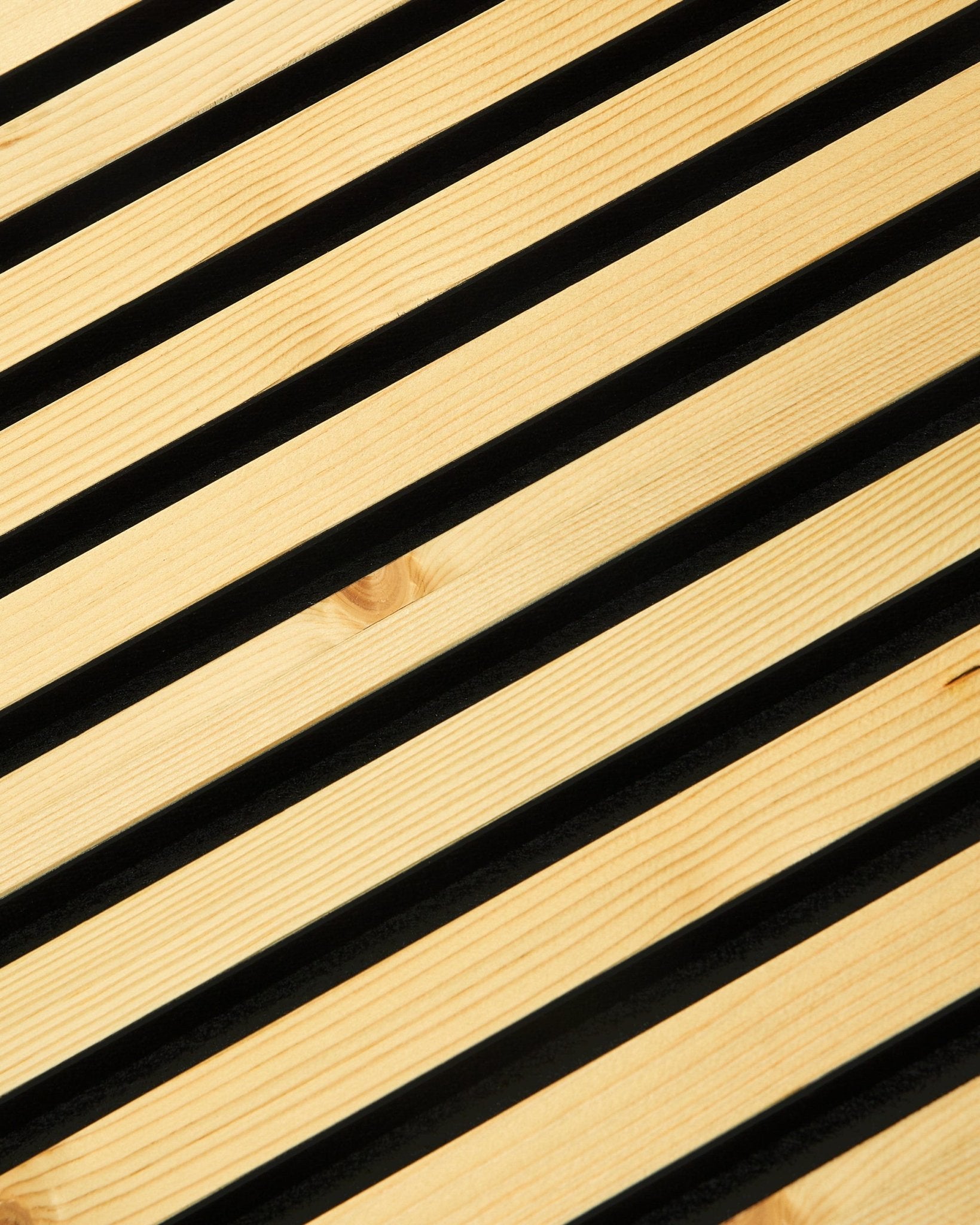 Nahaufnahme von WoodUpp Akupanel Rustic | Alp, 240 x 60 cm Akustikpaneel mit diagonal verlaufenden Holzlamellen, dunklen Zwischenräumen und minimalistischem skandinavischem Design.