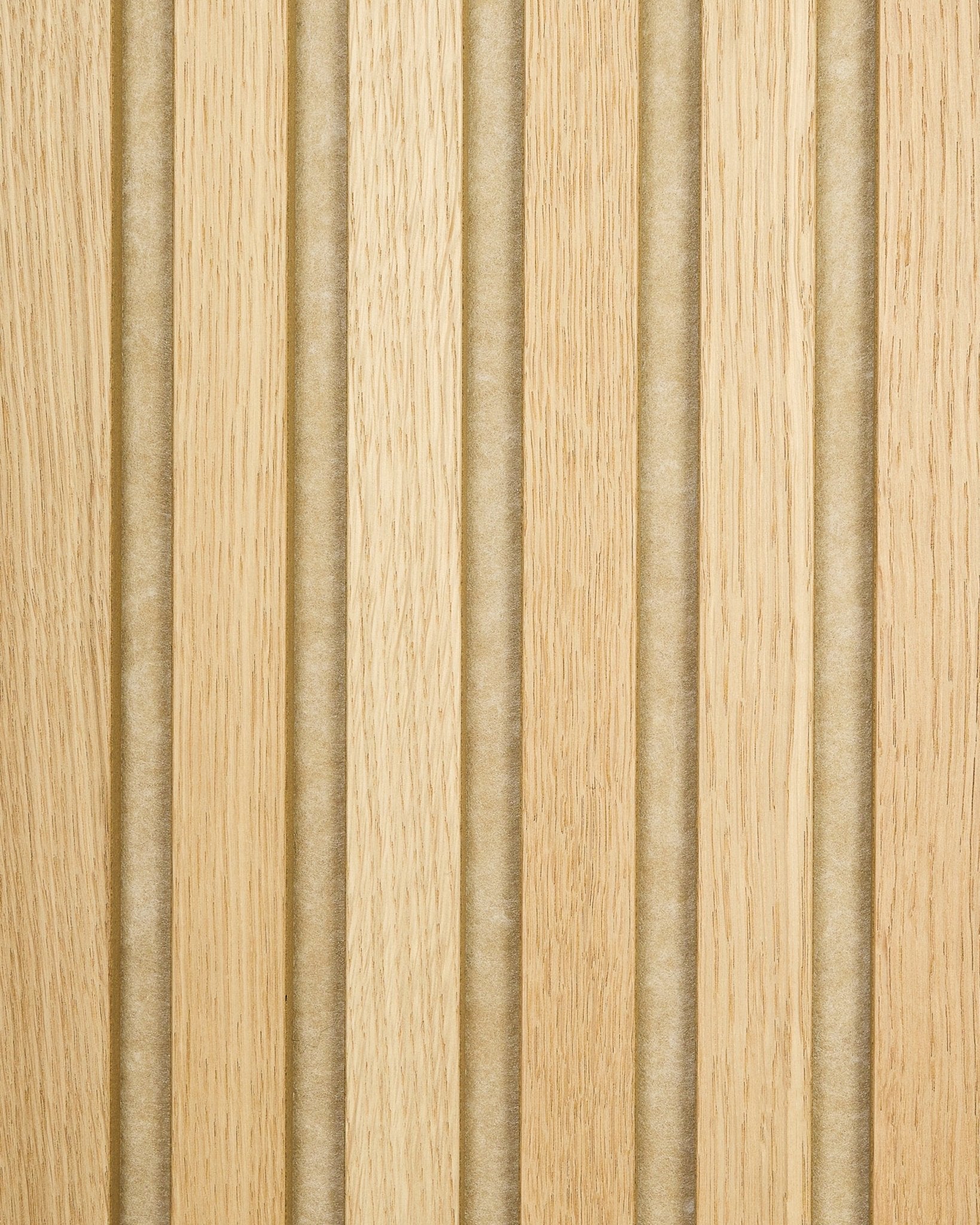 Muster von Akupanel in Classic Oak mit beige Filzrückseite, mit Akustik-Holzlamellen aus heller Eiche und vertical Rillen für eine gestreifte, strukturierte Oberfläche.