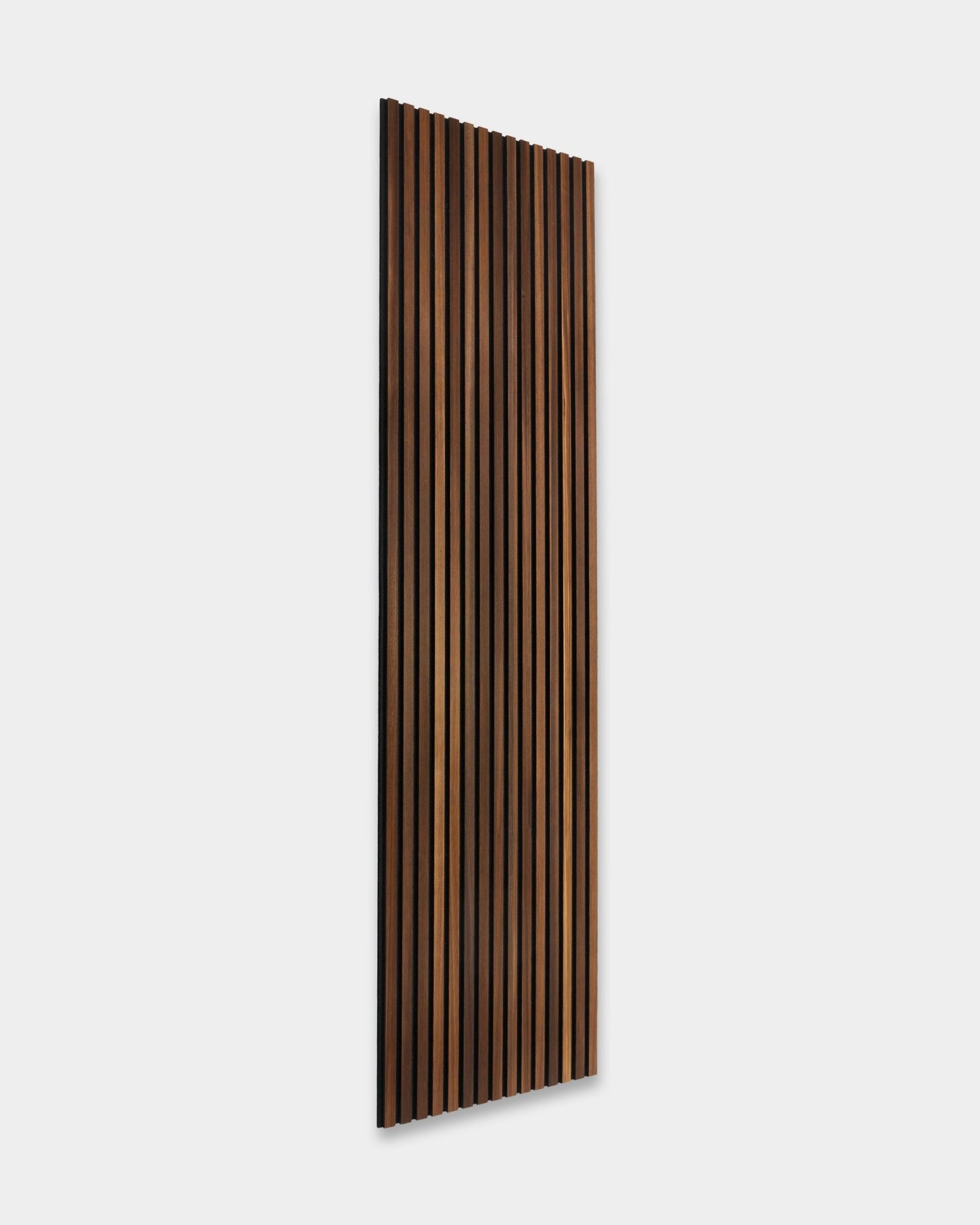 WoodUpp Rustic Akupanel, eine 300x60 cm große Räucherlärche Akustikpaneel mit vertical Lamellen, zeigt ein minimalistisches skandinavisches Design zur Wandmontage.