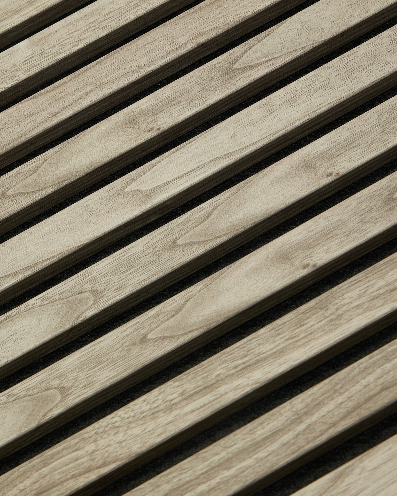 WoodUpp Akupanel Essential in Weathered Oak (240x60 cm) mit sichtbarer Holzmaserung und gleichmäßig angeordneten vertical Lamellen auf einer dunklen Akustikfilz-Rückseite.