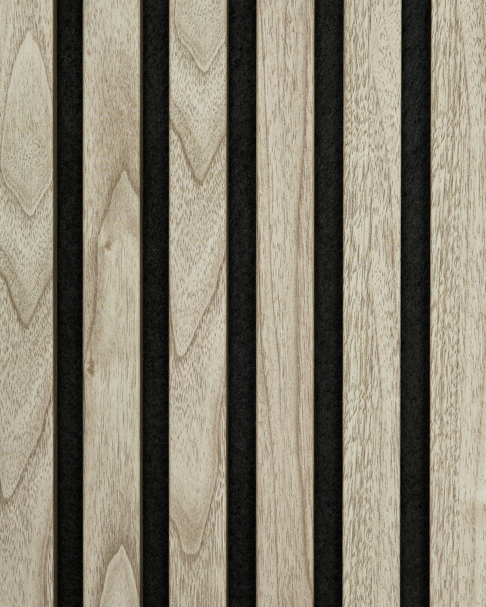 Nahaufnahme des Akupanel Akustikpaneel Musters in Weathered Oak von WoodUpp mit vertical Holzlamellen mit natürlicher Maserung im nordisch-minimalistischen Stil.