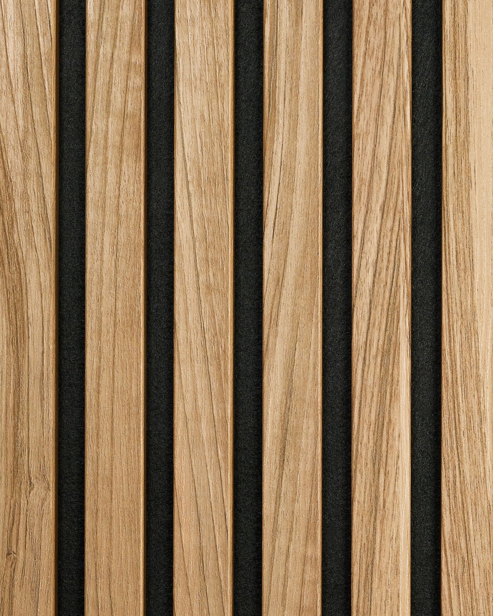 Das Essential | Sample / English Walnut von WoodUpp besteht aus vertical Akustikpaneel Leisten aus natürlichem Walnussholz mit black Zwischenräumen für eine moderne, minimalistische Wirkung.