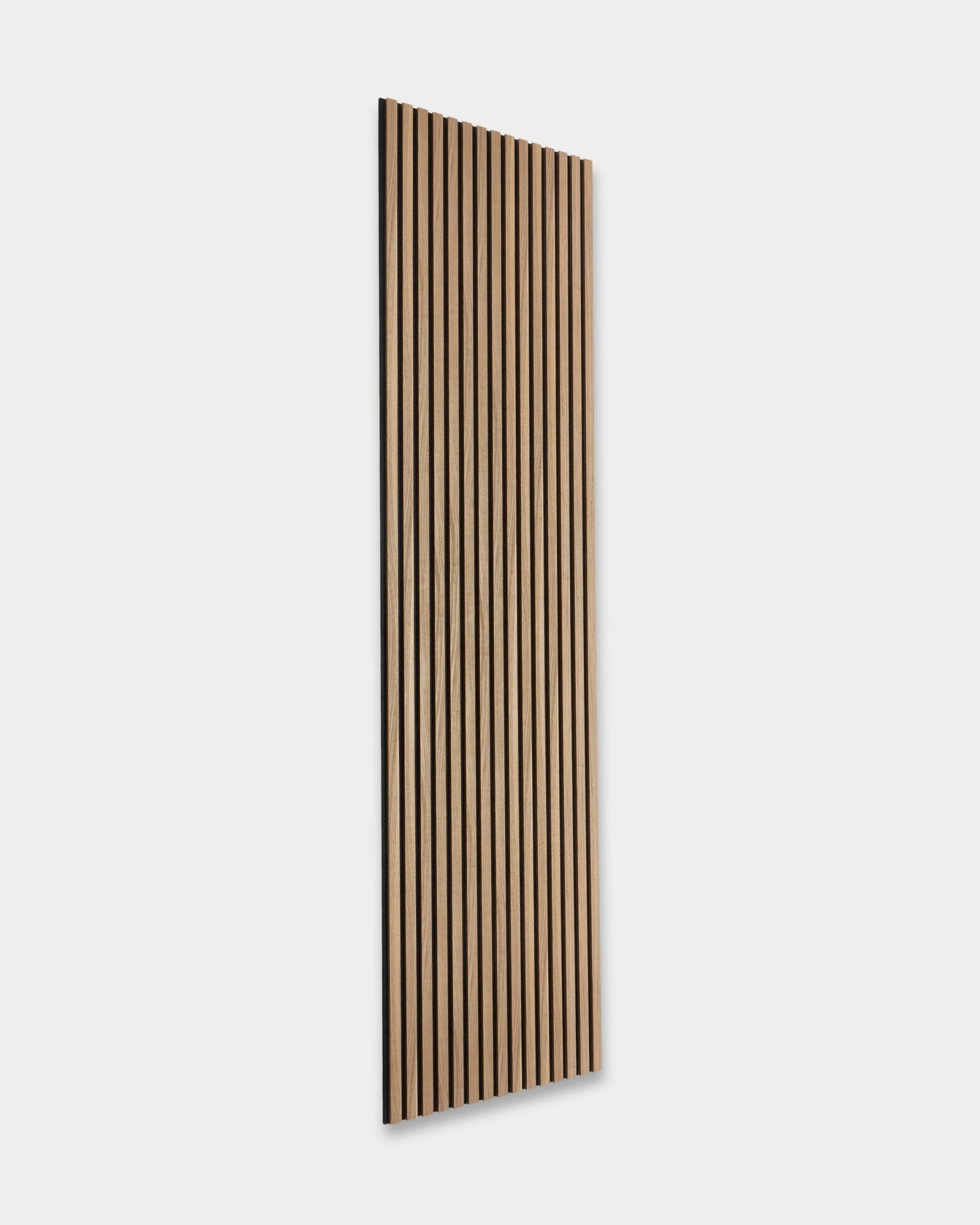 WoodUpp Essential Akupanel in English Walnut, 240 x 60 cm, hat vertical Holzlamellen auf einem schlichten hellgrauen Hintergrund. Nordisches Akustikpaneel aus Holz.
