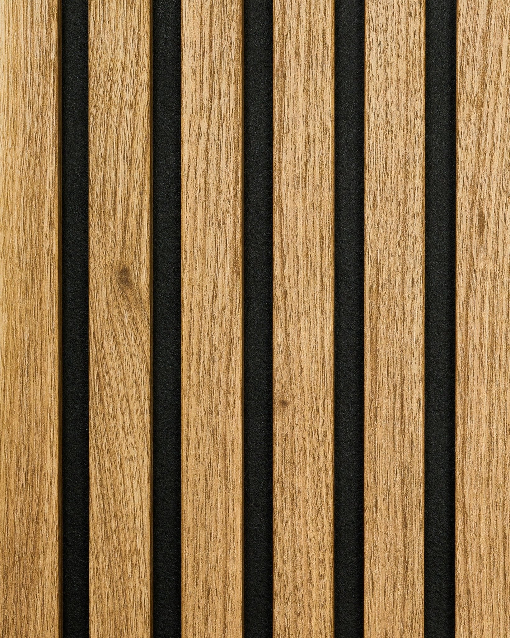 Akupanel Muster in English Oak von WoodUpp mit vertical Holzlamellen, black Filzfugen und sichtbarer natural wood Maserung.