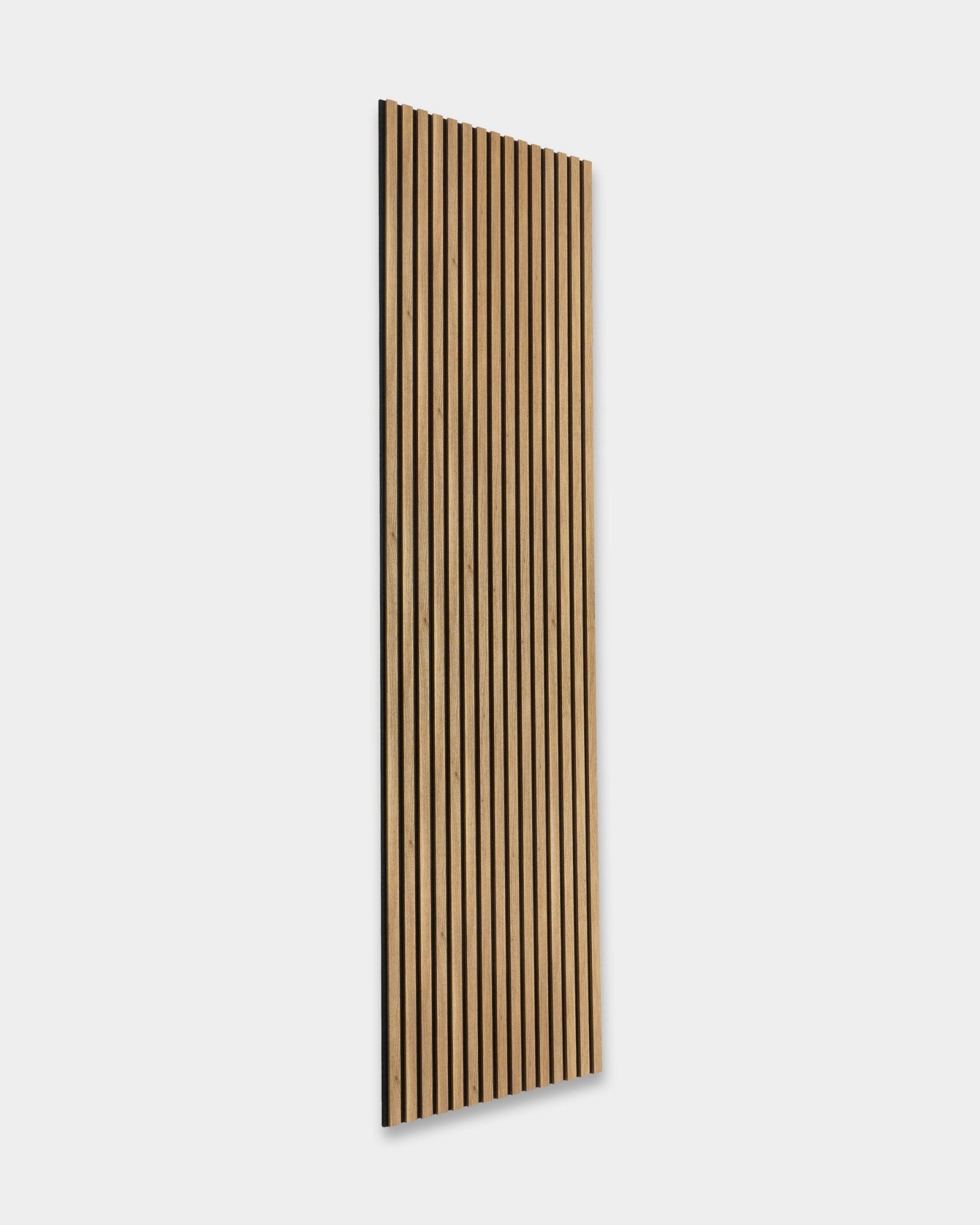 WoodUpp Essential Akupanel in Englischer Eiche (240 x 60 cm) mit vertical Lamellen und heller Rückseite, entwickelt zur Verbesserung der Akustik.