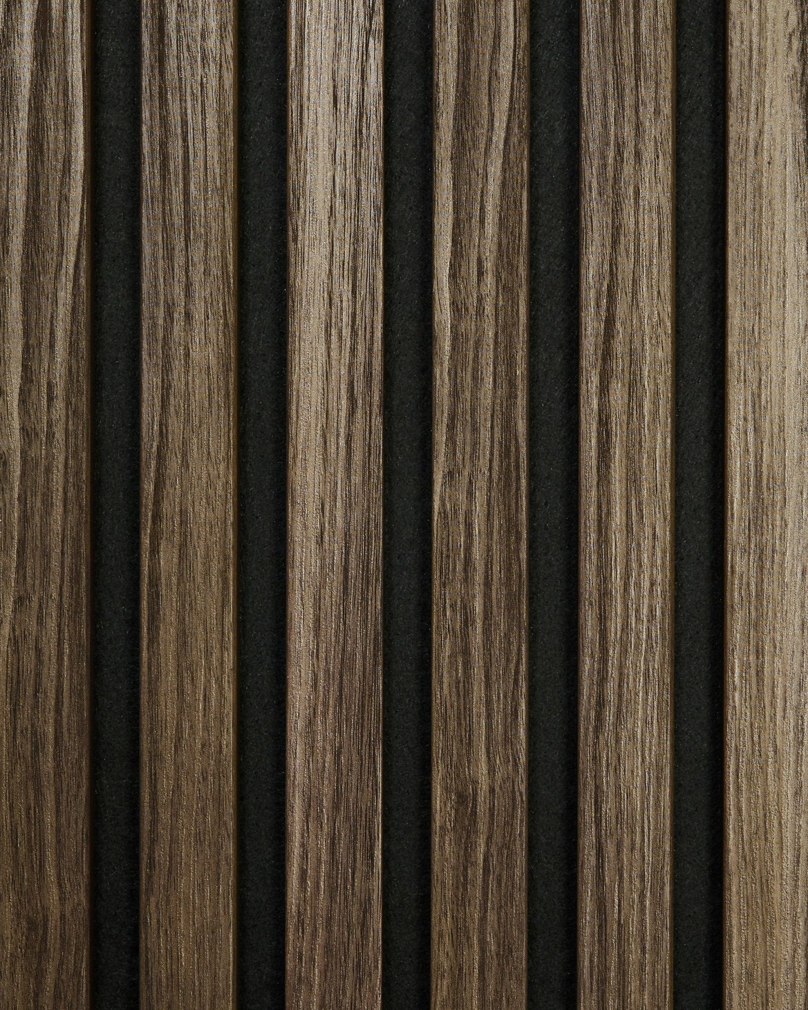 Das Akupanel Muster in Black Oak von WoodUpp zeigt vertical Holzlamellen vor dunklem Hintergrund und hebt die Holzmaserung in einem nordisch-minimalistischen Stil hervor.