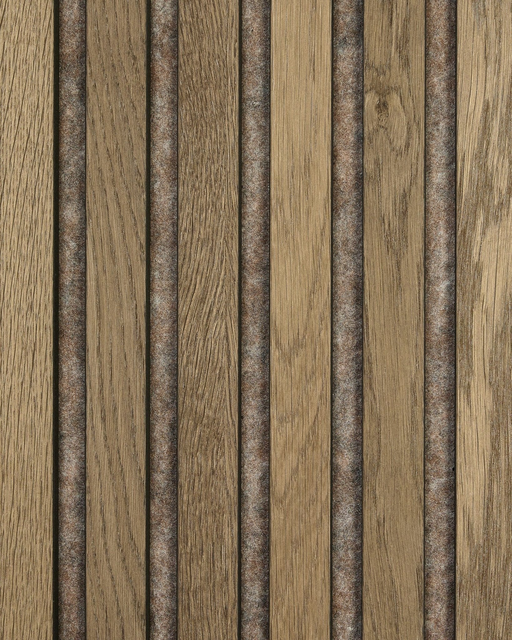 WoodUpp Akupanel Muster in Grey Oak mit vertical Akustik-Holzpaneelen mit natürlicher Maserung, strukturierter brown Oberfläche und dunklen Filzstreifen zwischen den Lamellen.