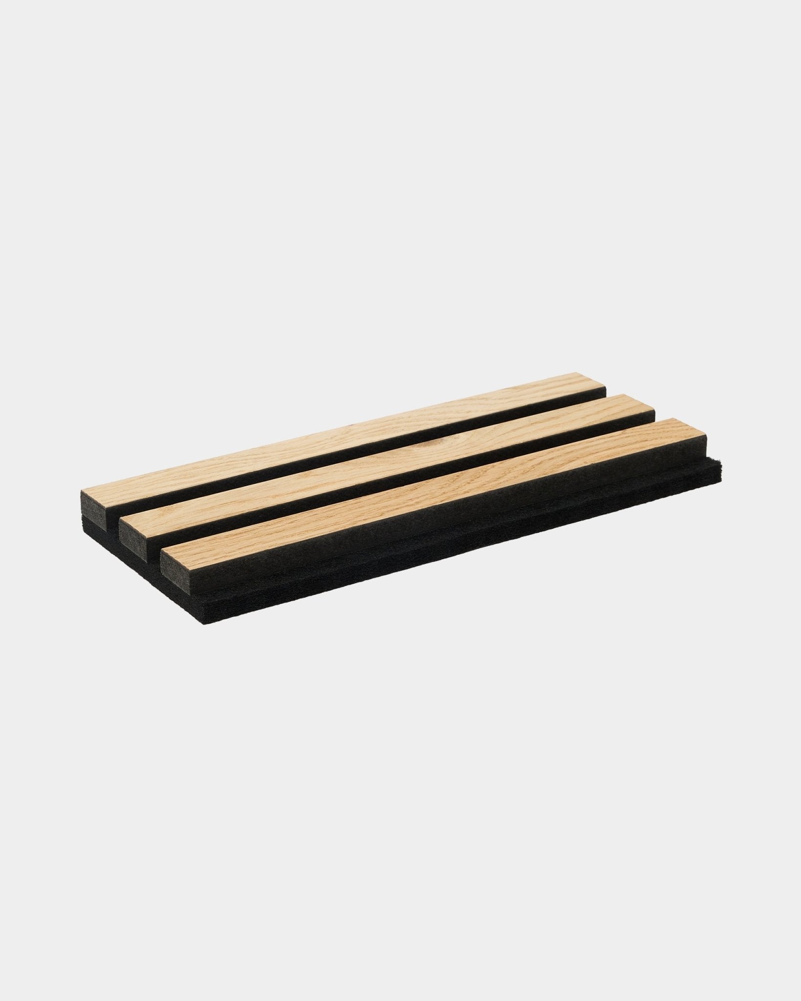 WoodUpp Rustic-Mustertablett in Natural Oak, mit drei Akustiklamellen aus heller Eiche und zwei Streifen in black vor weißem Hintergrund.