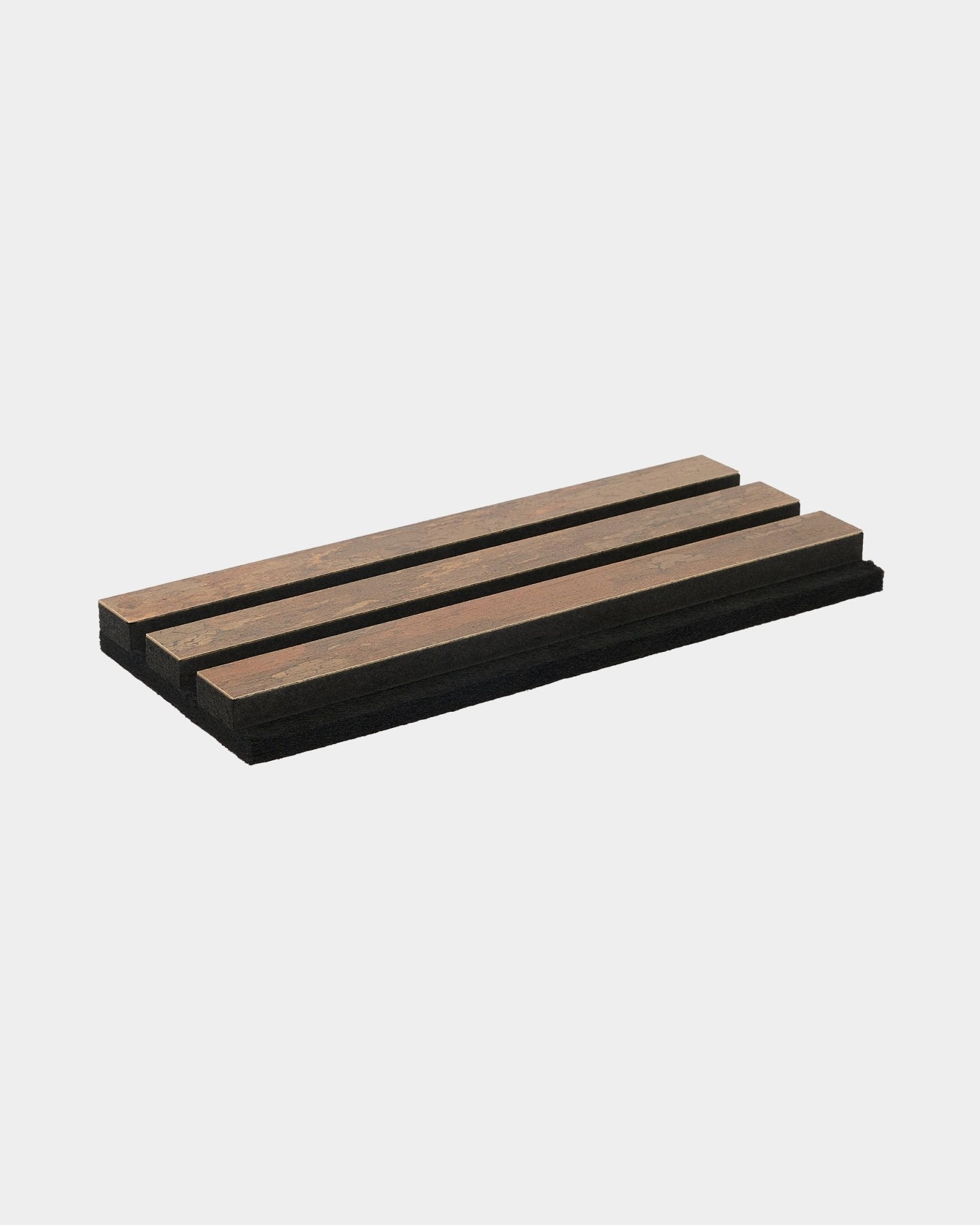 Rechteckiges Muster einer Seifenschale aus Holz mit drei Lamellen und black Basis, das das WoodUpp Rebel Finish in Copper Oxide und das moderne, langlebige Design zeigt.