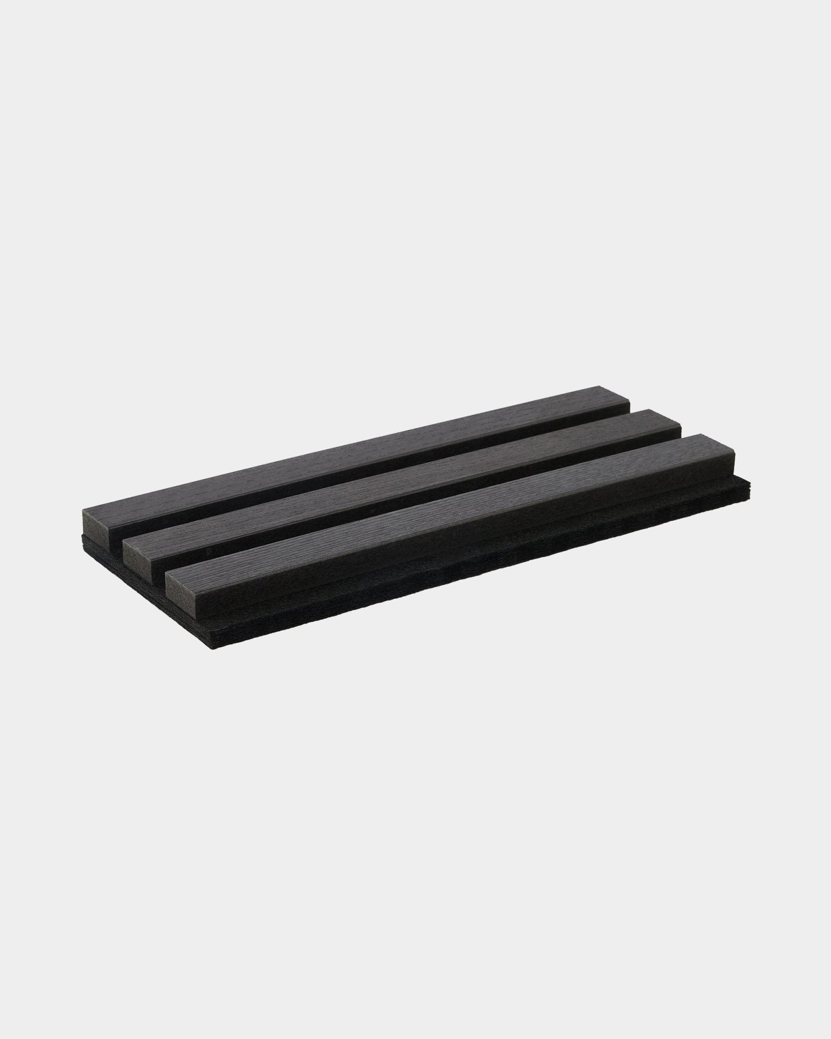 WoodUpp Tonal Muster in Black Ash, ein black Ablagetablett mit drei angewinkelten Rillen, vor schlicht weißem Hintergrund gezeigt.