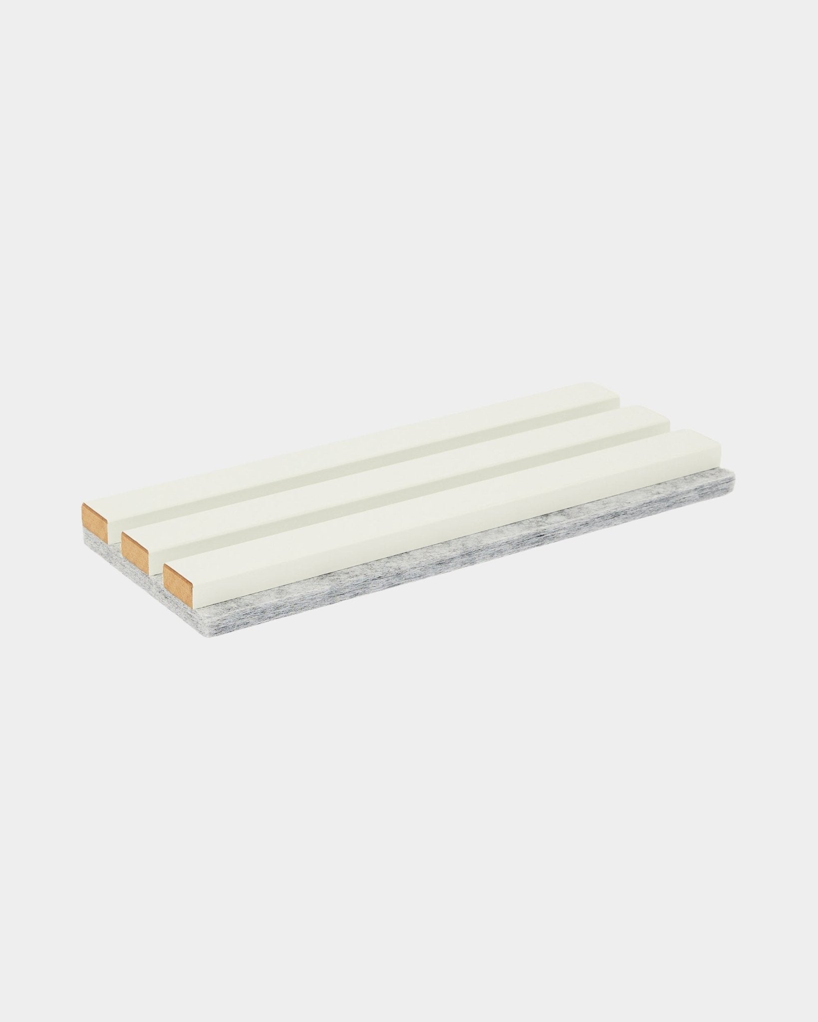 Der Hue Sample / Snow von WoodUpp ist ein rechteckiger Reinigungsschwamm mit drei weißen Streifen und einer robusten grauen Scheuerschicht und wird für die Pflege von Akustikpaneel verwendet.