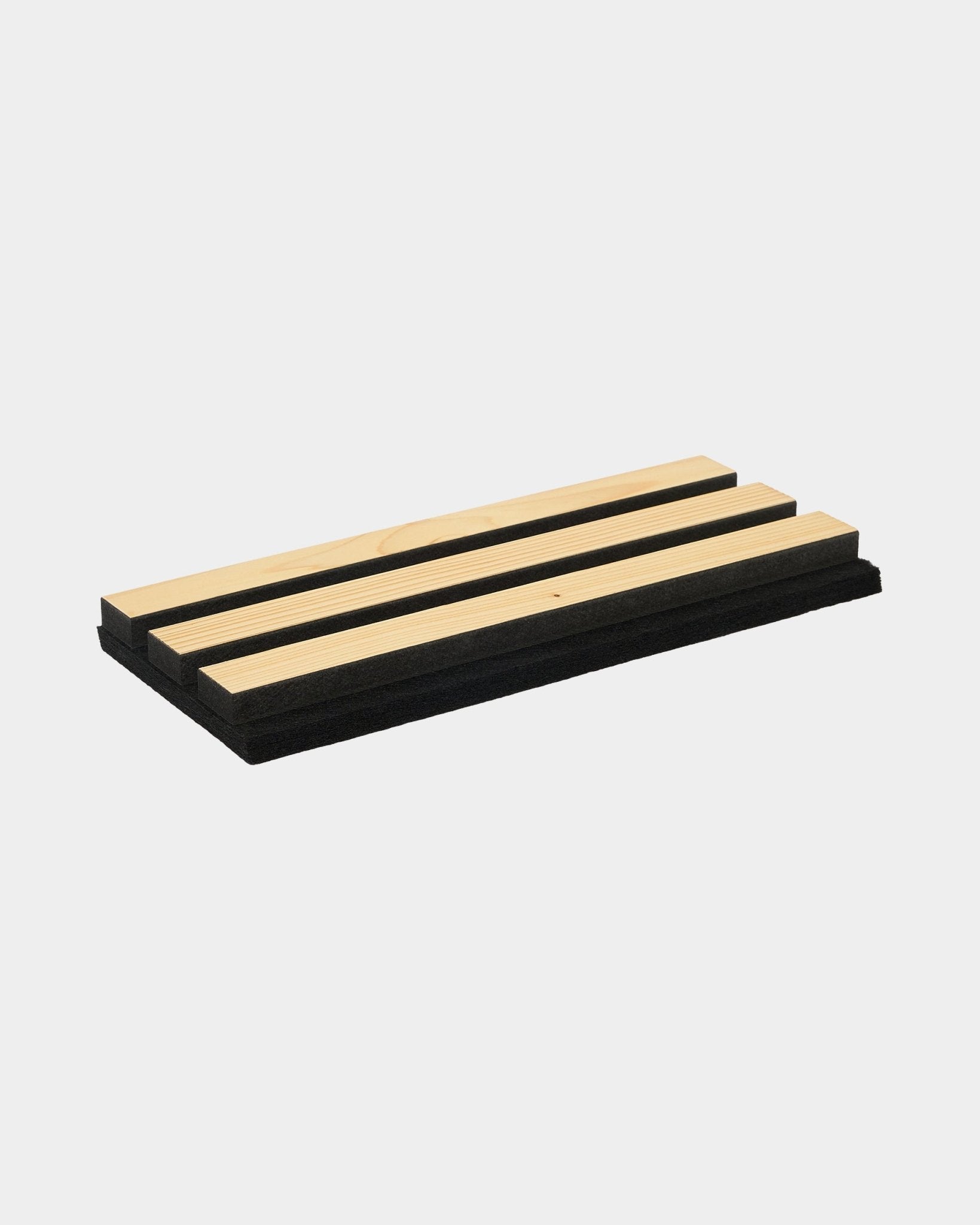 WoodUpp Akupanel Muster: rechteckiges Akustikpaneel mit drei Lamellen aus heller Eiche auf einer Filzbasis in black, gezeigt vor weißem Hintergrund.