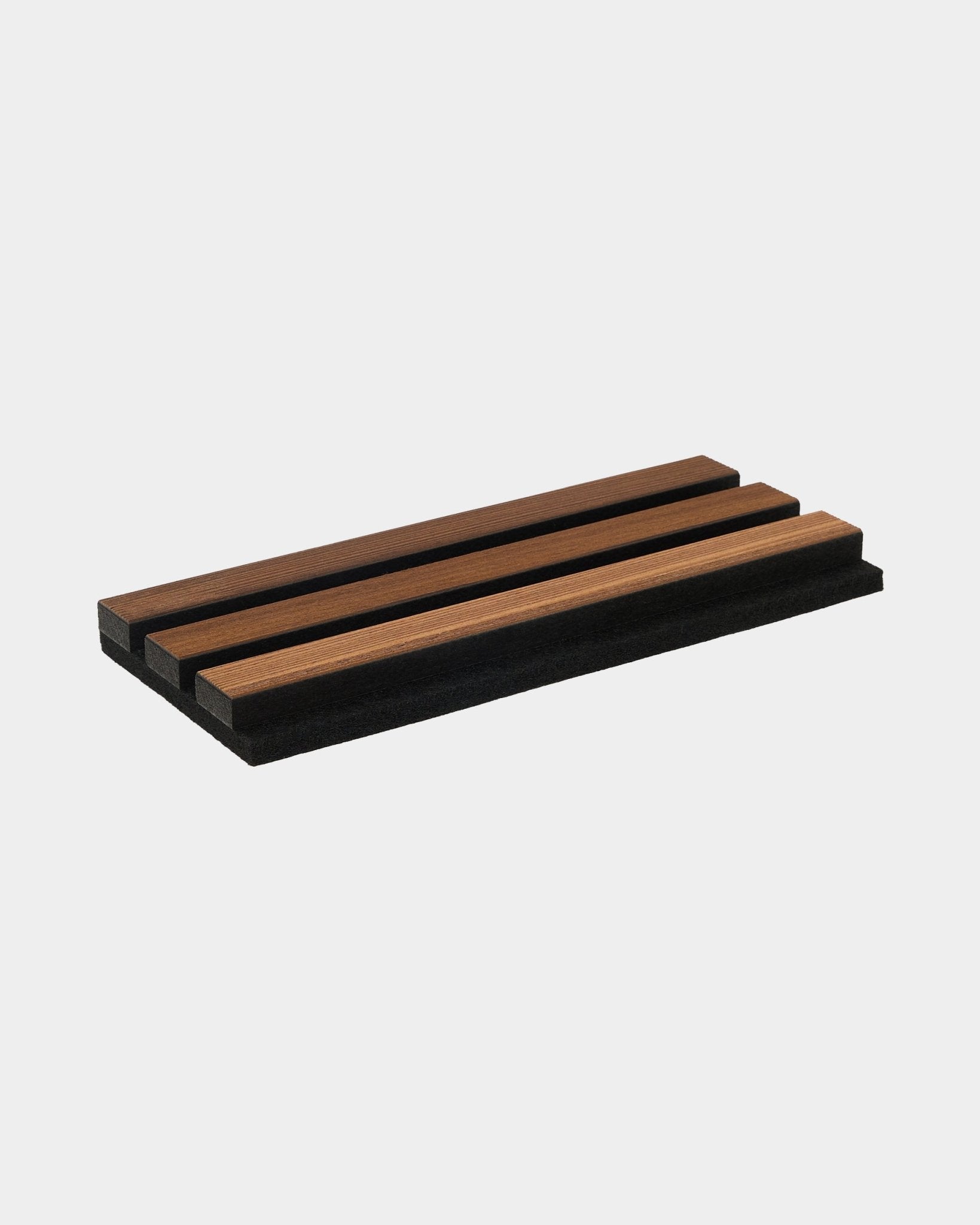 WoodUpp Rustic Smoked Larch Messerhalter mit drei Messerschlitzen auf einer black Basis, passend zu nordischen Akustikholzpaneelen gefertigt.