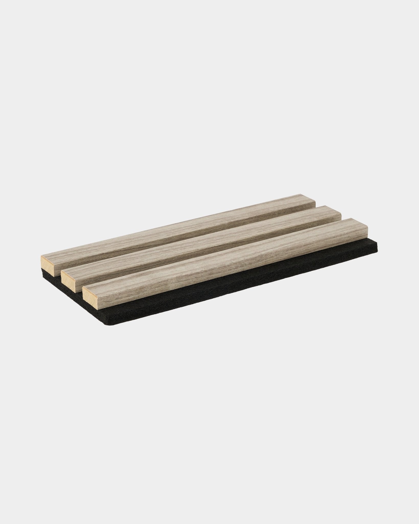 WoodUpp Essential Untersetzer-Muster in Weathered Oak mit drei Eichenlamellen auf einer black Basis, entwickelt, um Küchenoberflächen zu schützen und nordische Einrichtungen stimmig zu ergänzen.