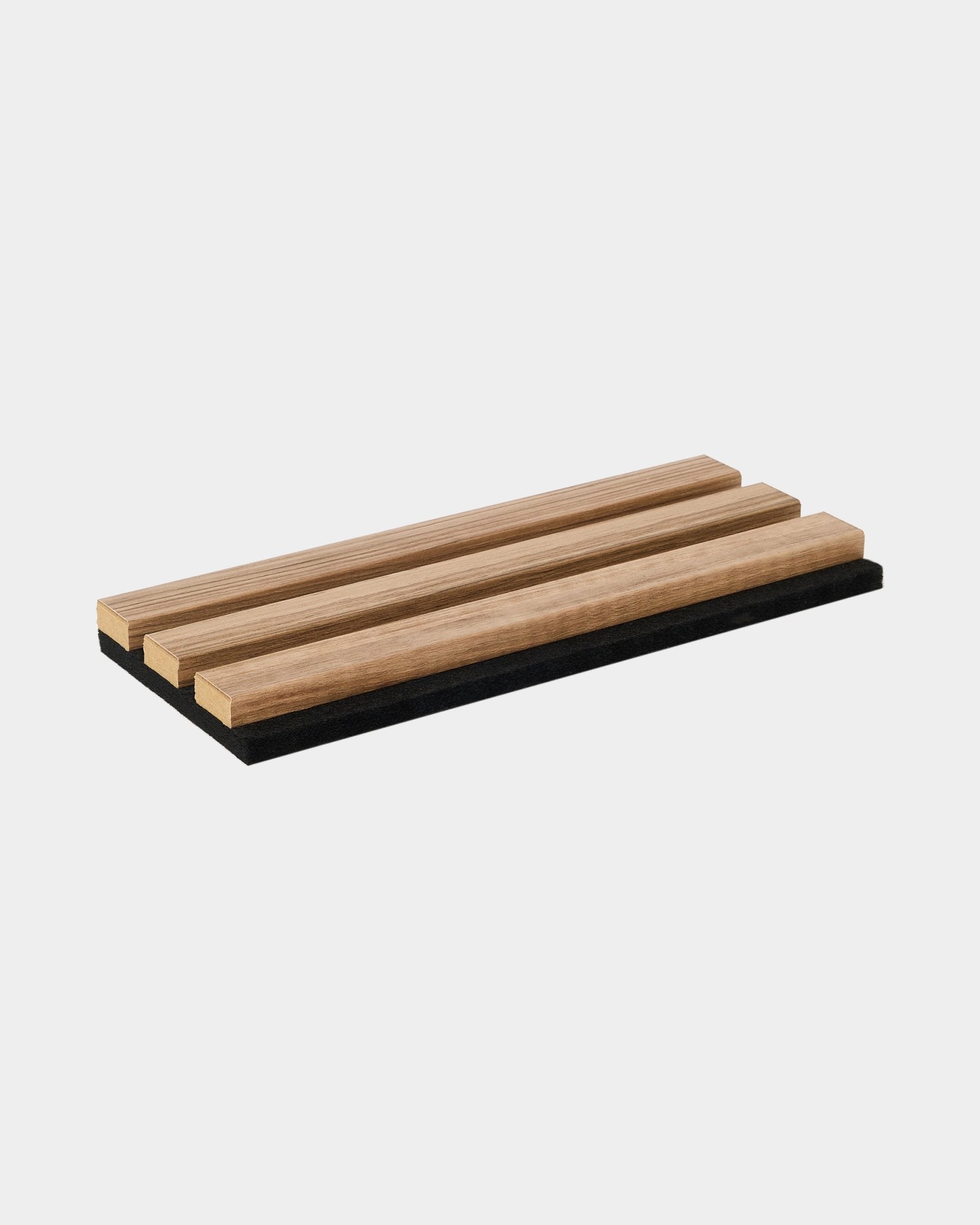 WoodUpp Essential Untersetzer in English Walnut mit drei parallelen Holzleisten auf einer black Basis; ein minimalistisches Accessoire für moderne, nordisch inspirierte Küchen.