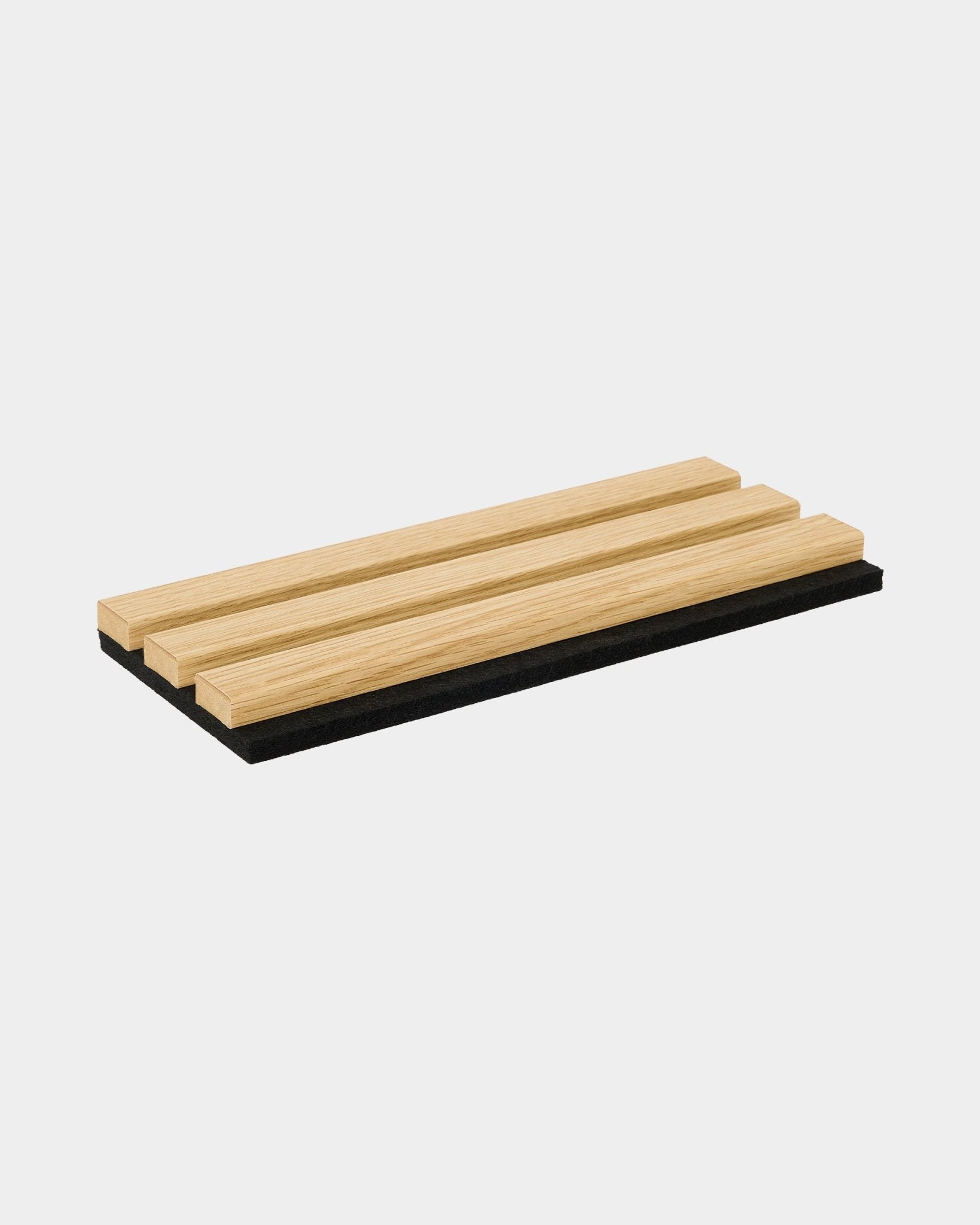 WoodUpp Akupanel Muster in Southern Oak mit drei hellen Holzlamellen auf einer black Akustikbasis im minimalistischen nordischen Design.