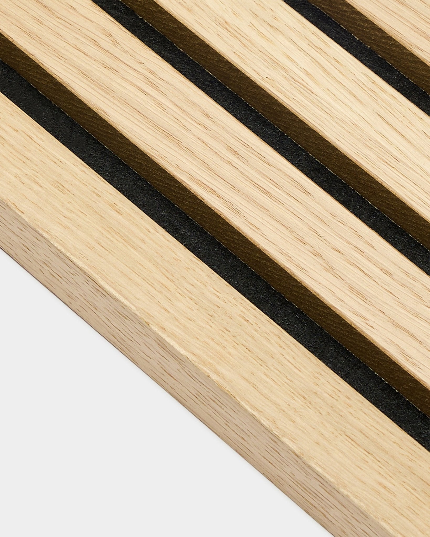Nahaufnahme der WoodUpp Akupanel Classic Oak End Lamella, 2,2 cm stark, mit parallelen black und brown Streifen, wie sie für nordische Akustikpaneele typisch sind.