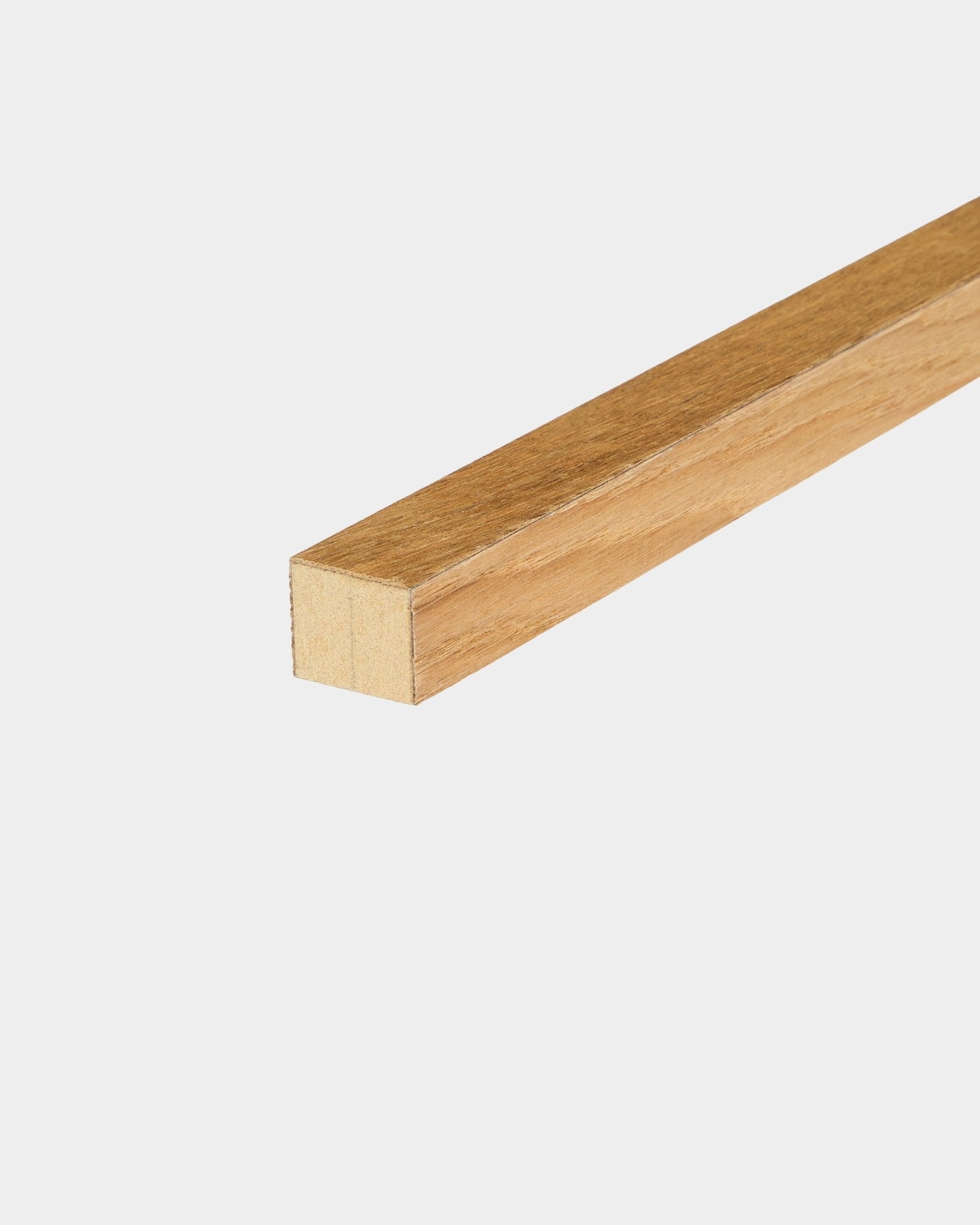 WoodUpp End Lamella in Rustikaler Brown Eiche (2,2 cm), verwendet als Abschlusskante für Akupanel Akustikpaneele oder zum Bau eines MDF-Rahmens für die Paneelmontage.