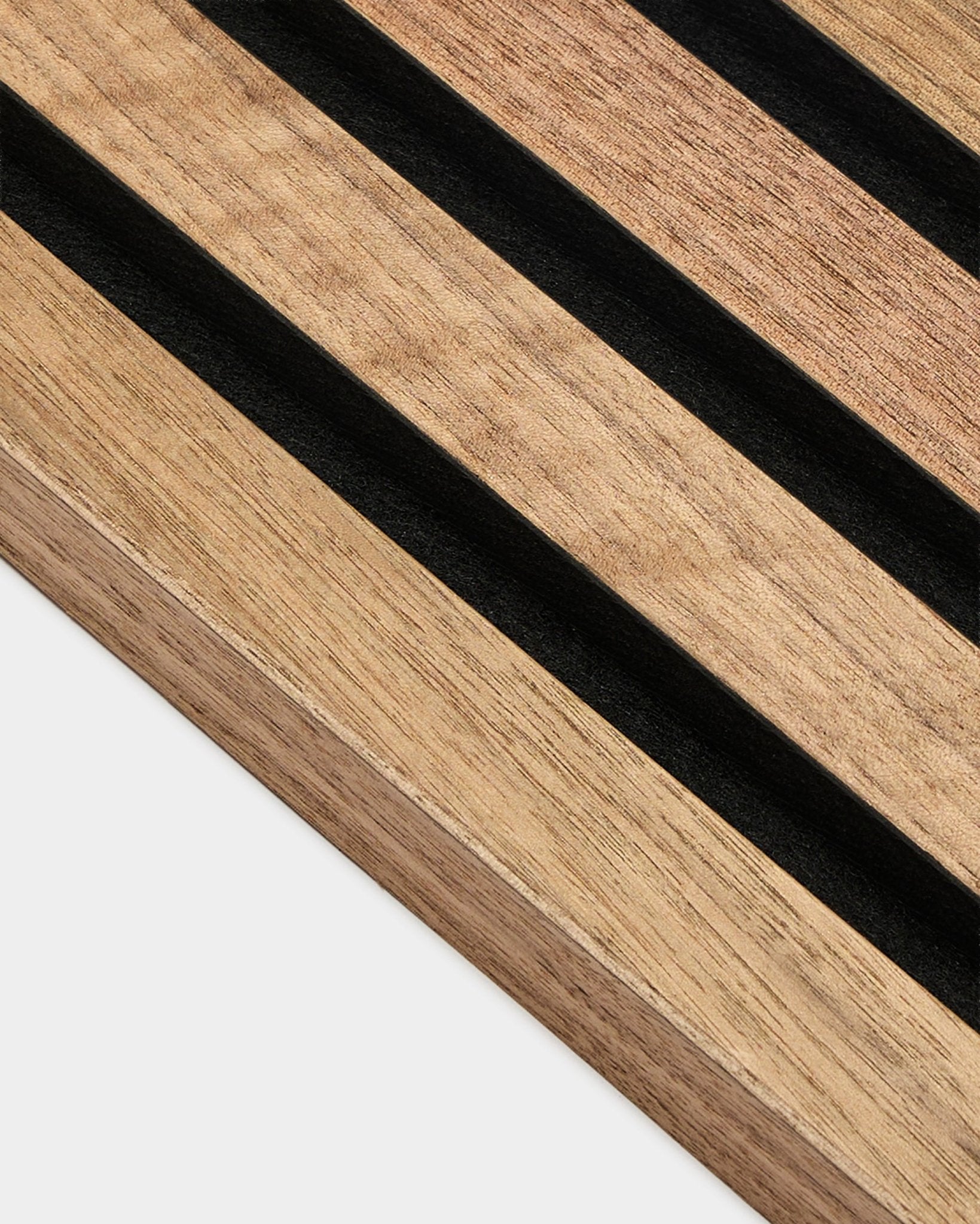 Nahaufnahme der WoodUpp Akupanel End Lamella in Walnuss, 2,2 cm Akustikpaneel, mit parallelen black-Streifen und sichtbarer Walnussholzmaserung auf weißem Hintergrund.