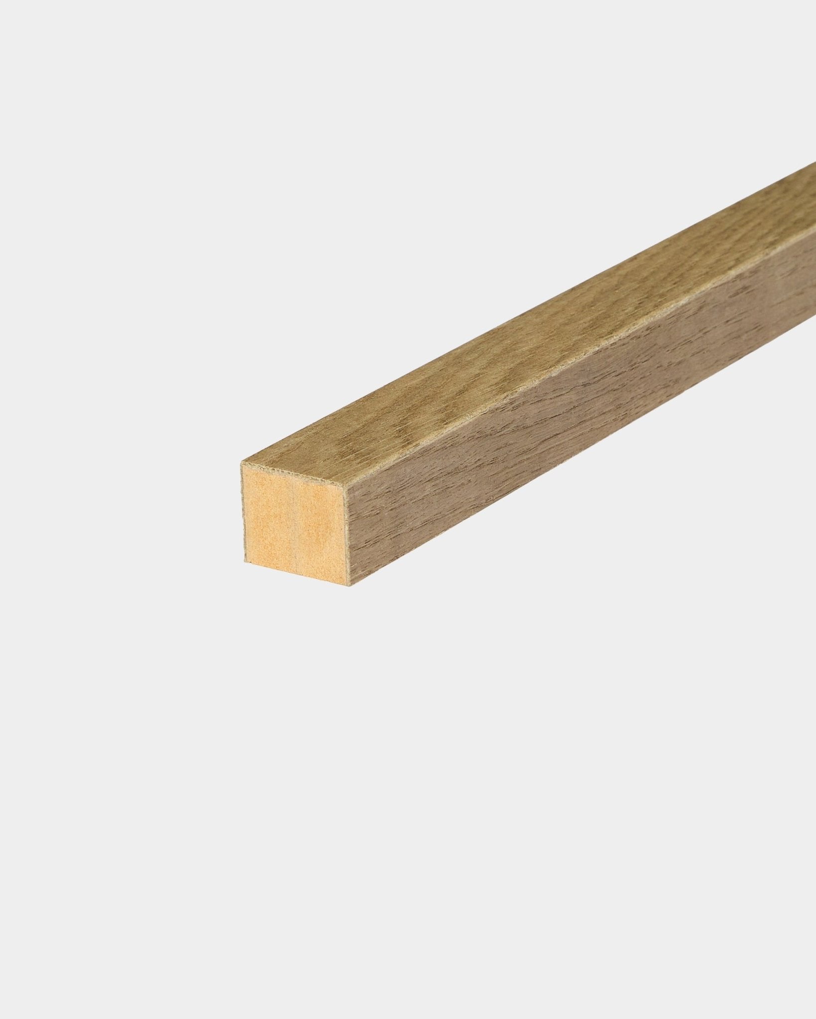 WoodUpp End Lamella in Rustic Grey Oak, 2,2 cm breit, schräg vor weißem Hintergrund; als Zubehör für Akupanel Akustikpaneel- oder MDF-Paneelinstallationen konzipiert.
