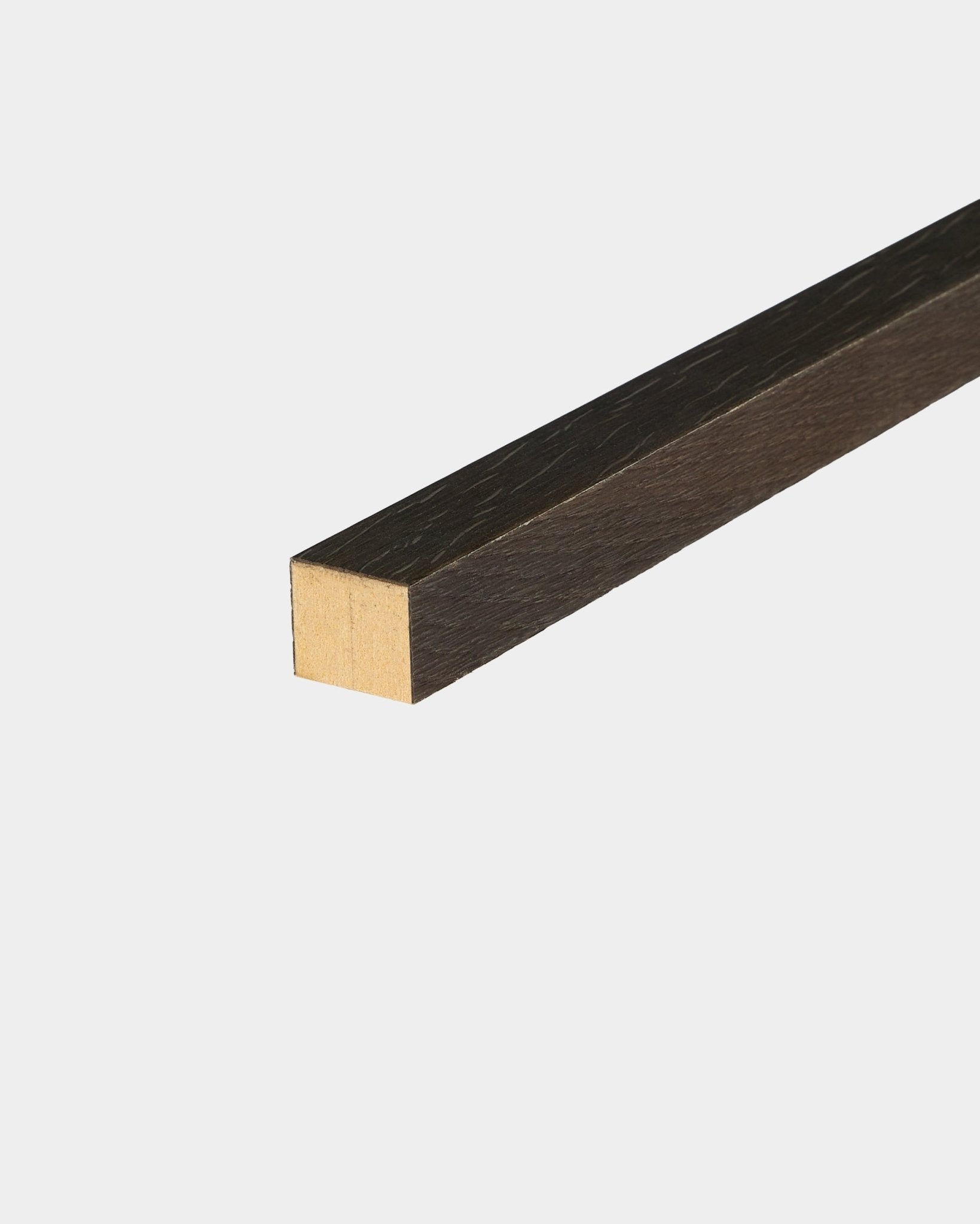 WoodUpp End-Lamelle in Rustic Smoked Oak, 2,2 cm stark, entwickelt für die Installation von Akupanel Akustikpaneel oder zum Einrahmen von MDF-Paneelwänden.