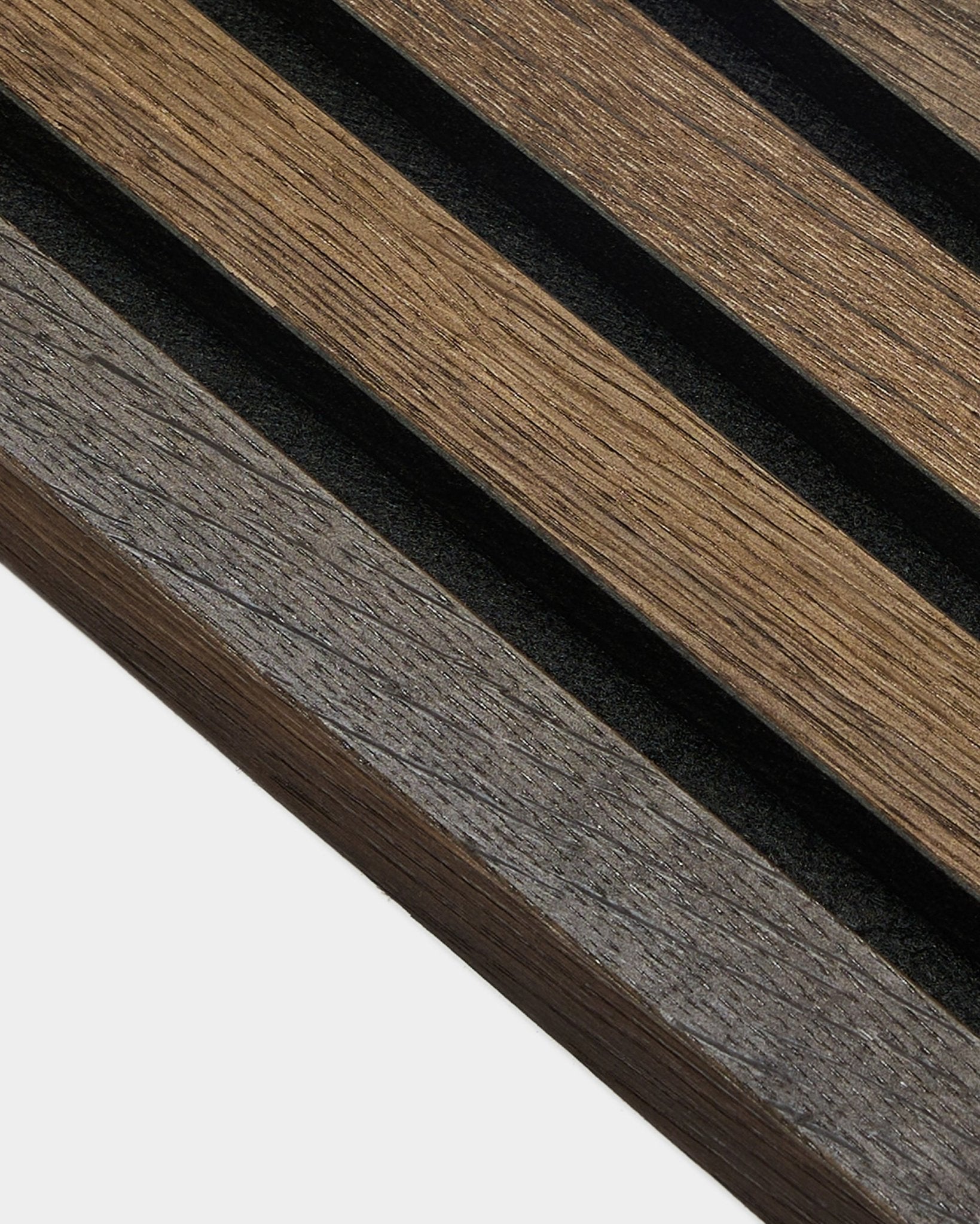 Nahaufnahme der 2,2 cm starken End-Lamelle in Rustic smoked oak von WoodUpp, die die Maserung hervorhebt und sich für die Installation von Akupanel Akustikpaneel eignet.