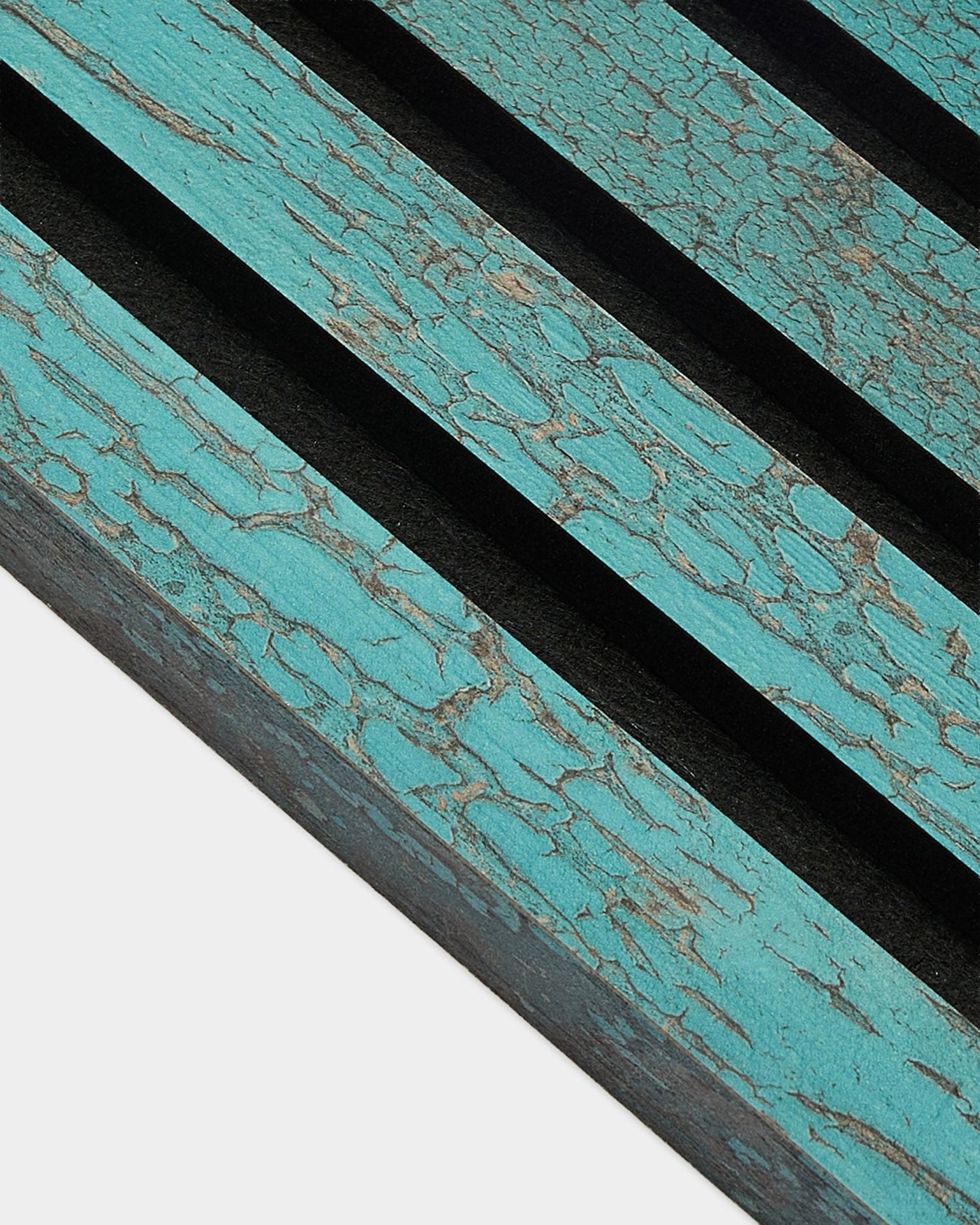Nahaufnahme der WoodUpp Akupanel End Lamella in Oxidblau, 2,2 cm Akustikpaneel mit verwitterter nordischer Struktur und markanten diagonalen black Rillen.