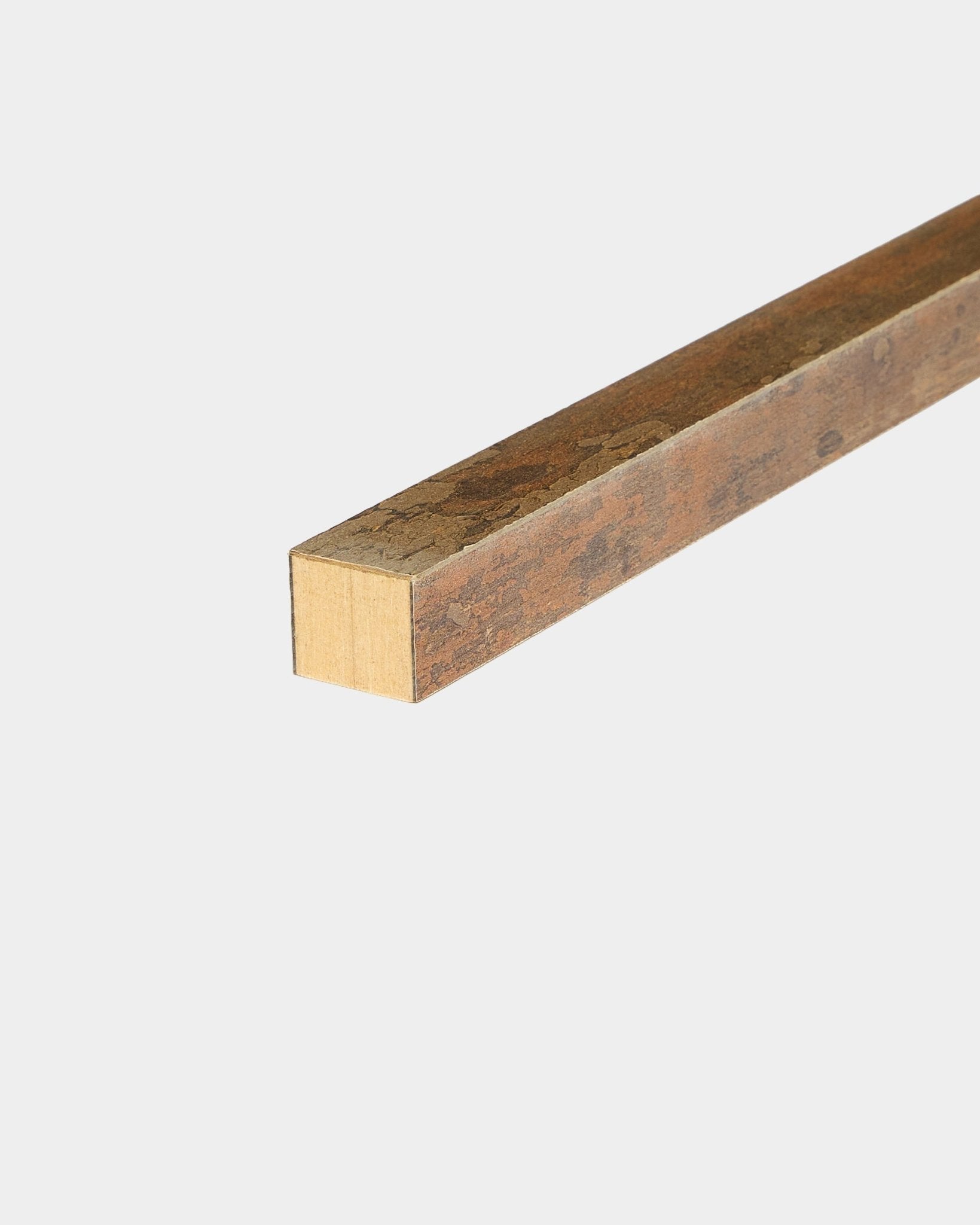 WoodUpp End Lamella in Oxide Copper Ausführung, 2,2 cm, konzipiert für Akupanel Akustikpaneel Installationen, dargestellt vor schlicht weißem Hintergrund.