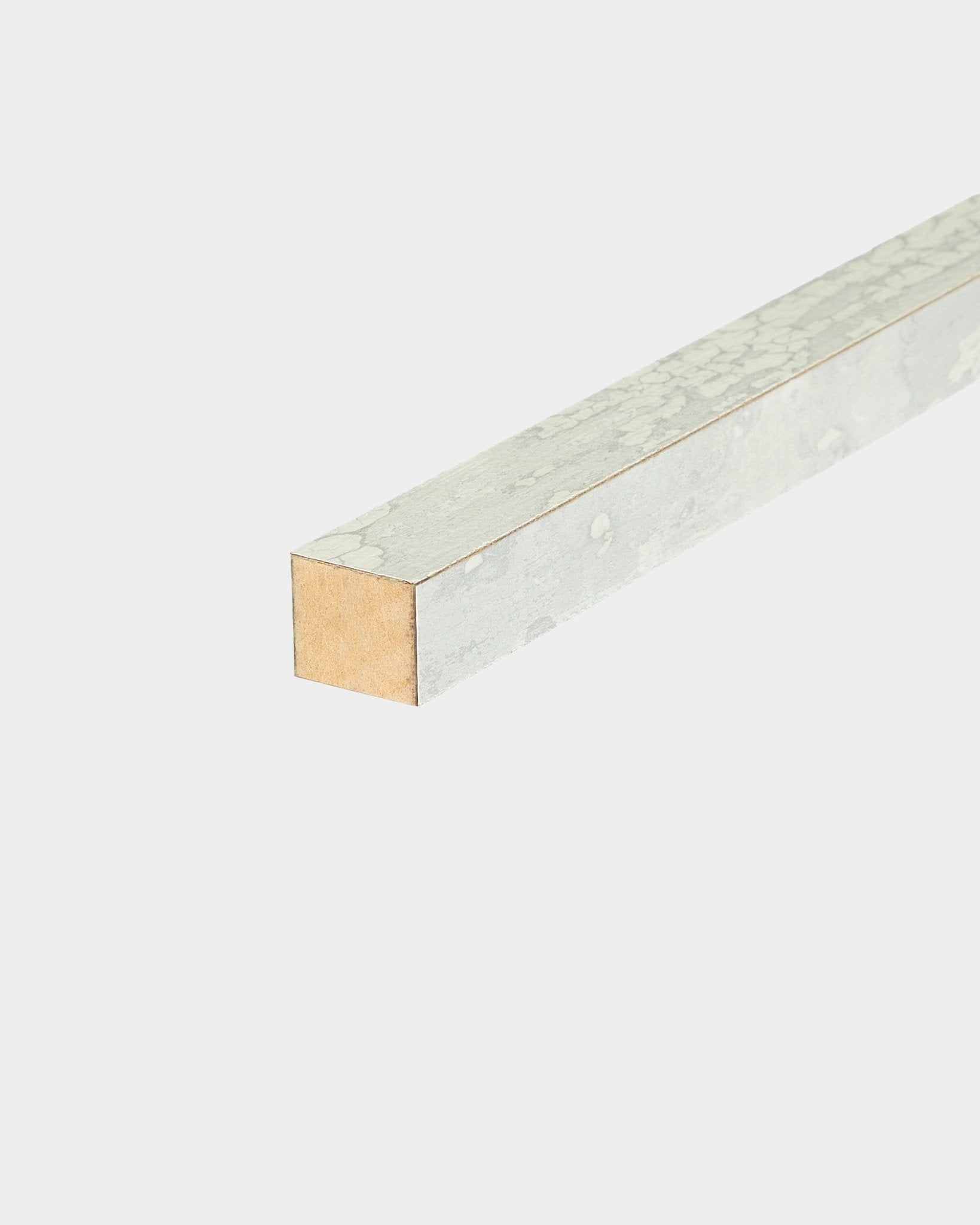 Nahaufnahme der WoodUpp Endlamelle in Oxide White, 2,2 cm, mit strukturierter Beschichtung auf drei Seiten für die Montage im MDF-Rahmen mit Akustikpaneel Systemen.