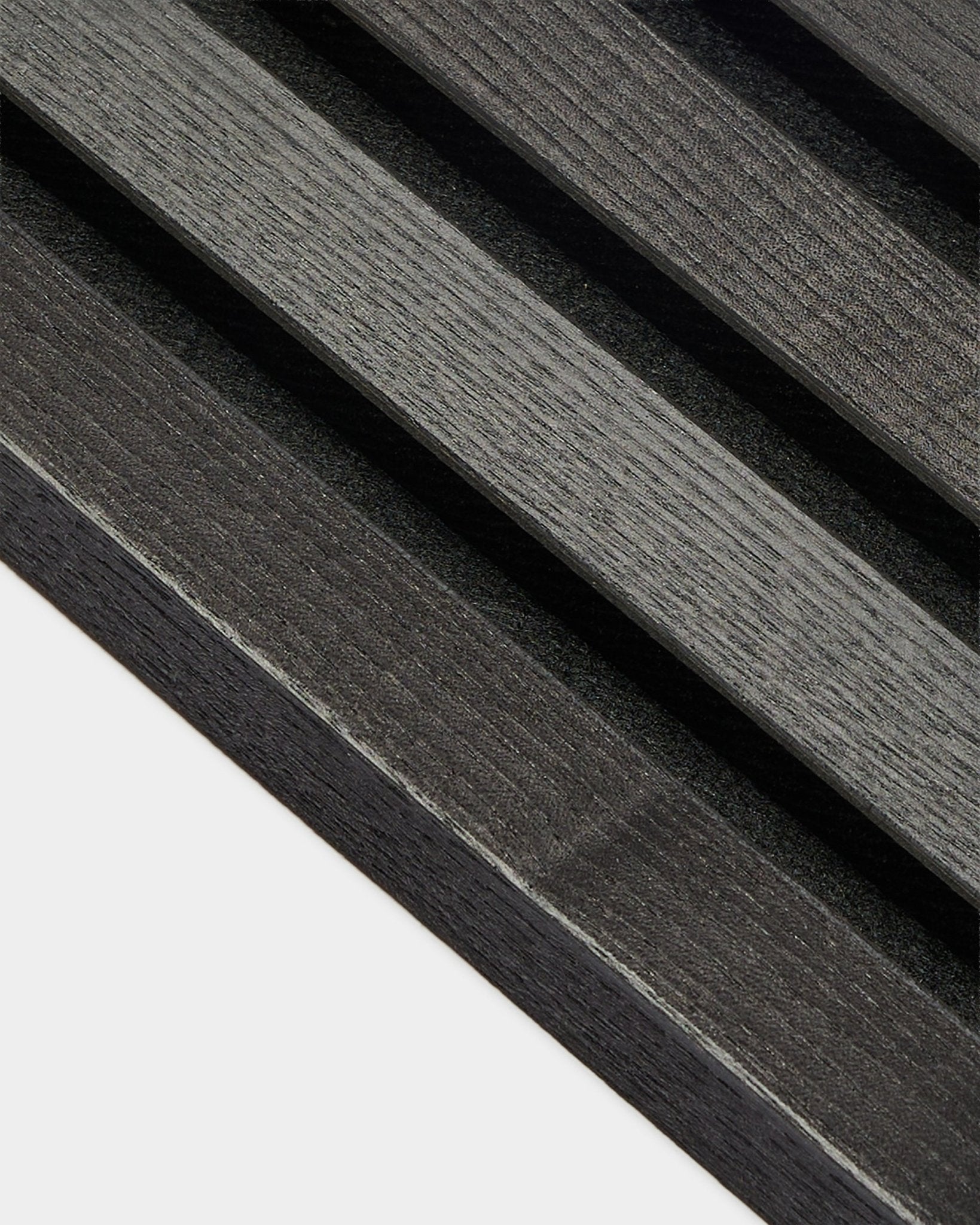 Nahaufnahme der WoodUpp Endlamelle in Black Esche, 2,2 cm stark, konzipiert für Akupanel Akustikpaneel-Installationen oder zur Verwendung mit einem MDF-Rahmen.