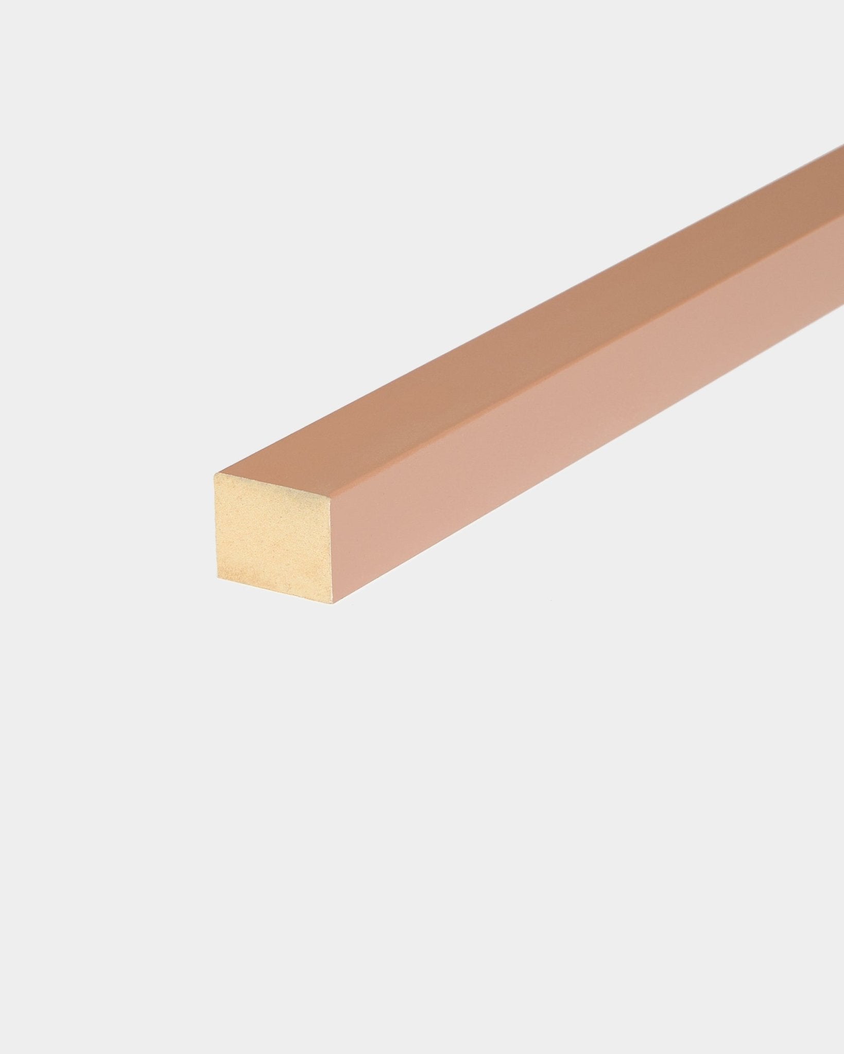 WoodUpp End-Lamelle in Clay, 2,2 cm breit, zur Verwendung mit Akupanel Akustikpaneelen oder zum Bau von MDF-Rahmen; Teil der nordischen Akustikholz-Kollektion.