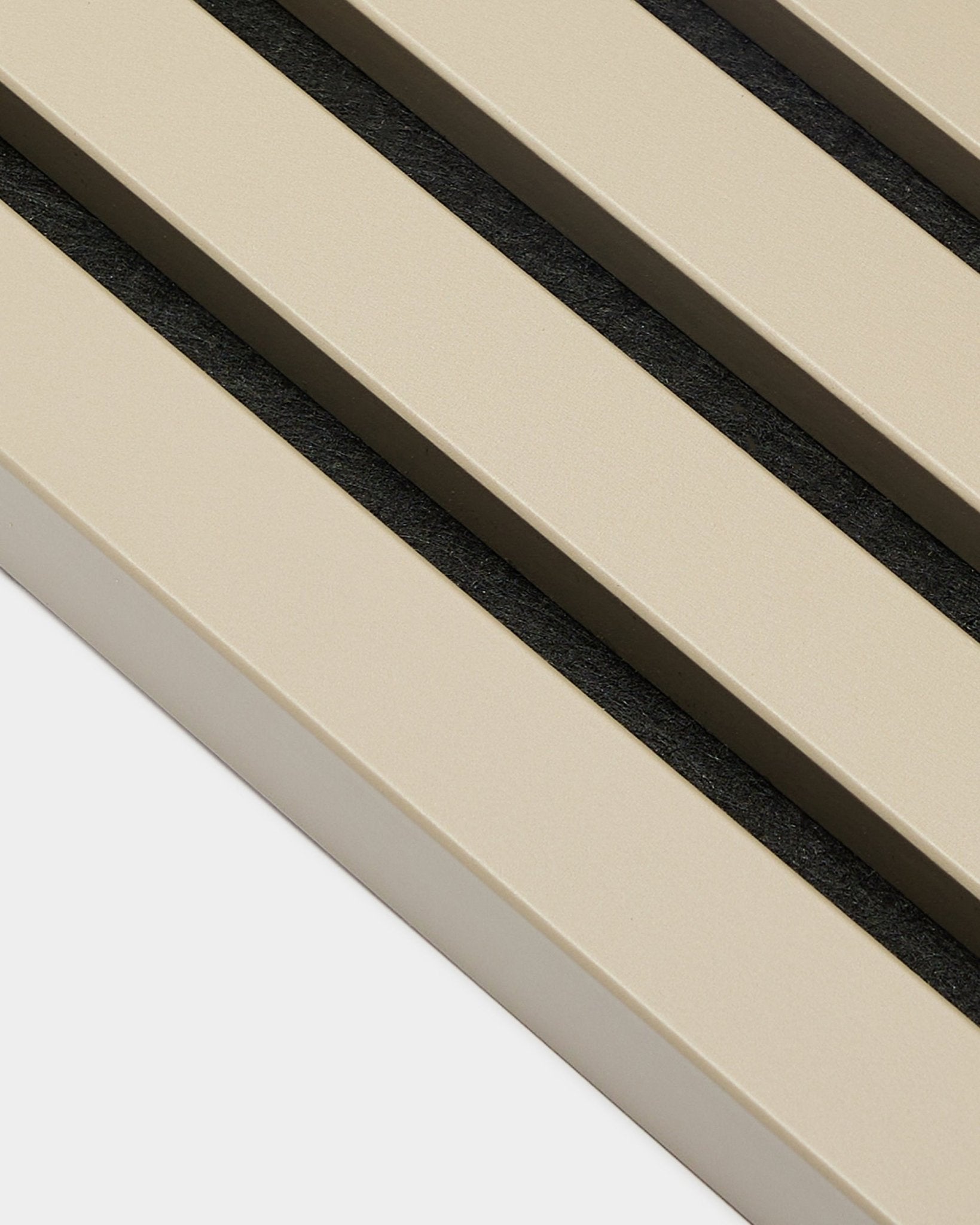 Nahaufnahme der WoodUpp Akupanel Endlamelle in Stone, 2,2 cm – beige Akustiklamellen mit black Abständen auf weißer Rückseite, geeignet für MDF-Rahmen-Paneelwände.