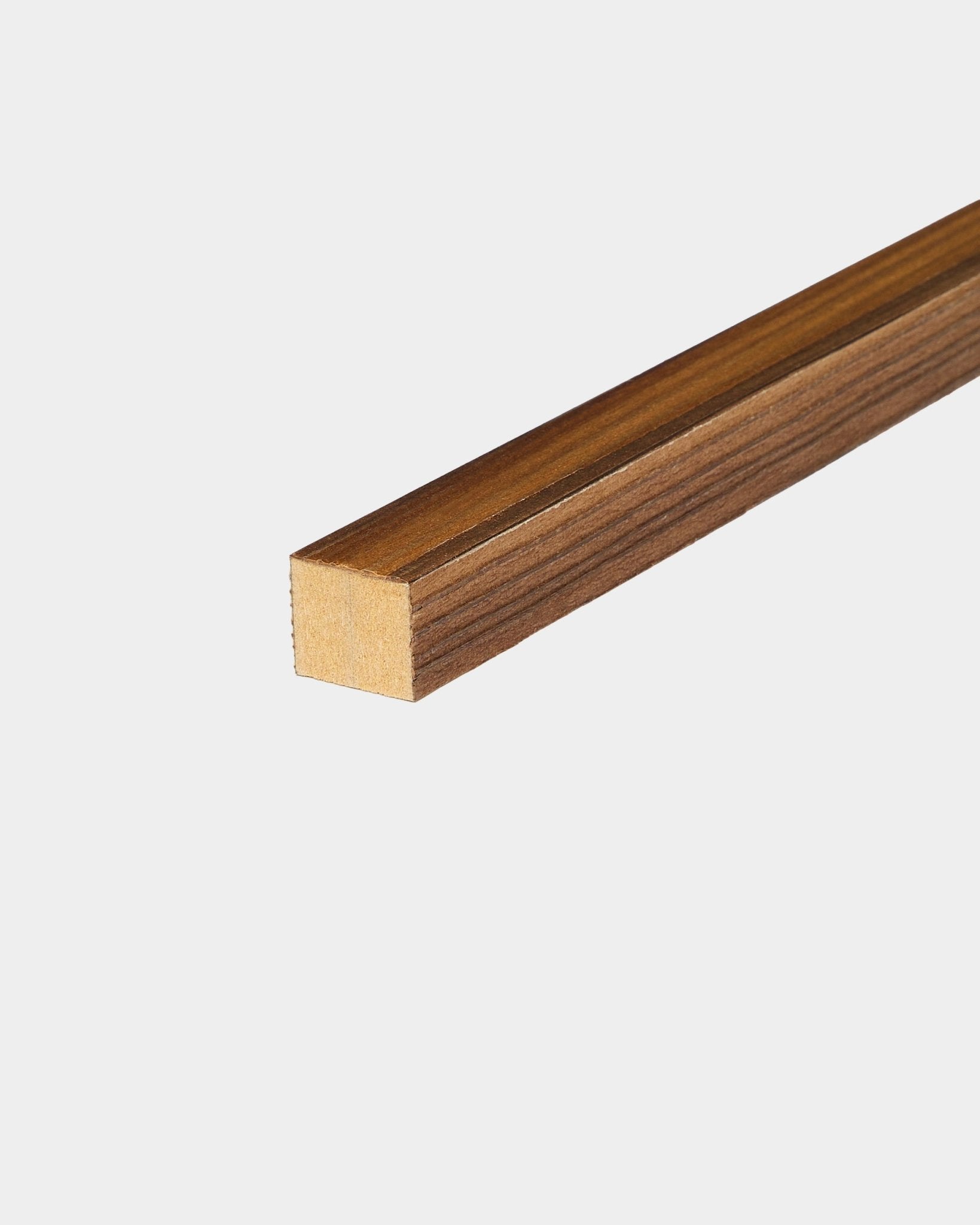 WoodUpp End Lamella in Rustic Smoked Larch, 2,2 cm stark, als Zubehör für Akupanel Akustikpaneele konzipiert, vor schlicht weißem Hintergrund dargestellt.